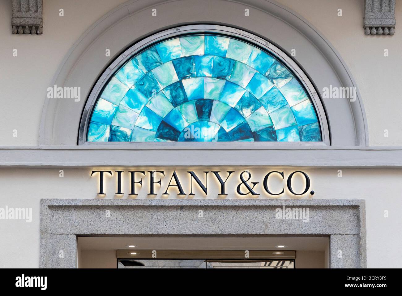 Das Tiffany-Logo befindet sich außerhalb des Ladens an der Via Monte Napoleone in Mailand Stockfoto