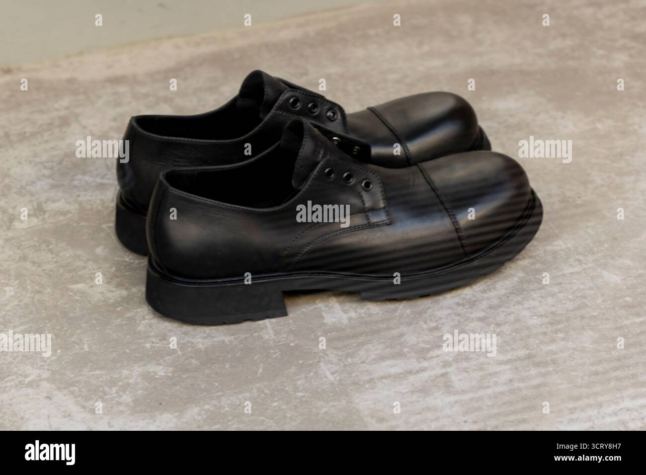 Ein Paar Celine Schuhe werden vor dem Geschäft in der Via Monte Napoleone in Mailand ausgestellt Stockfoto