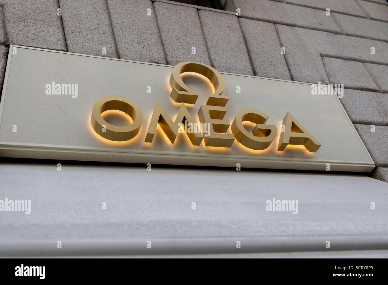 Das OMEGA-Logo wird außerhalb des Geschäfts an der Via Monte Napoleone in Mailand angezeigt Stockfoto