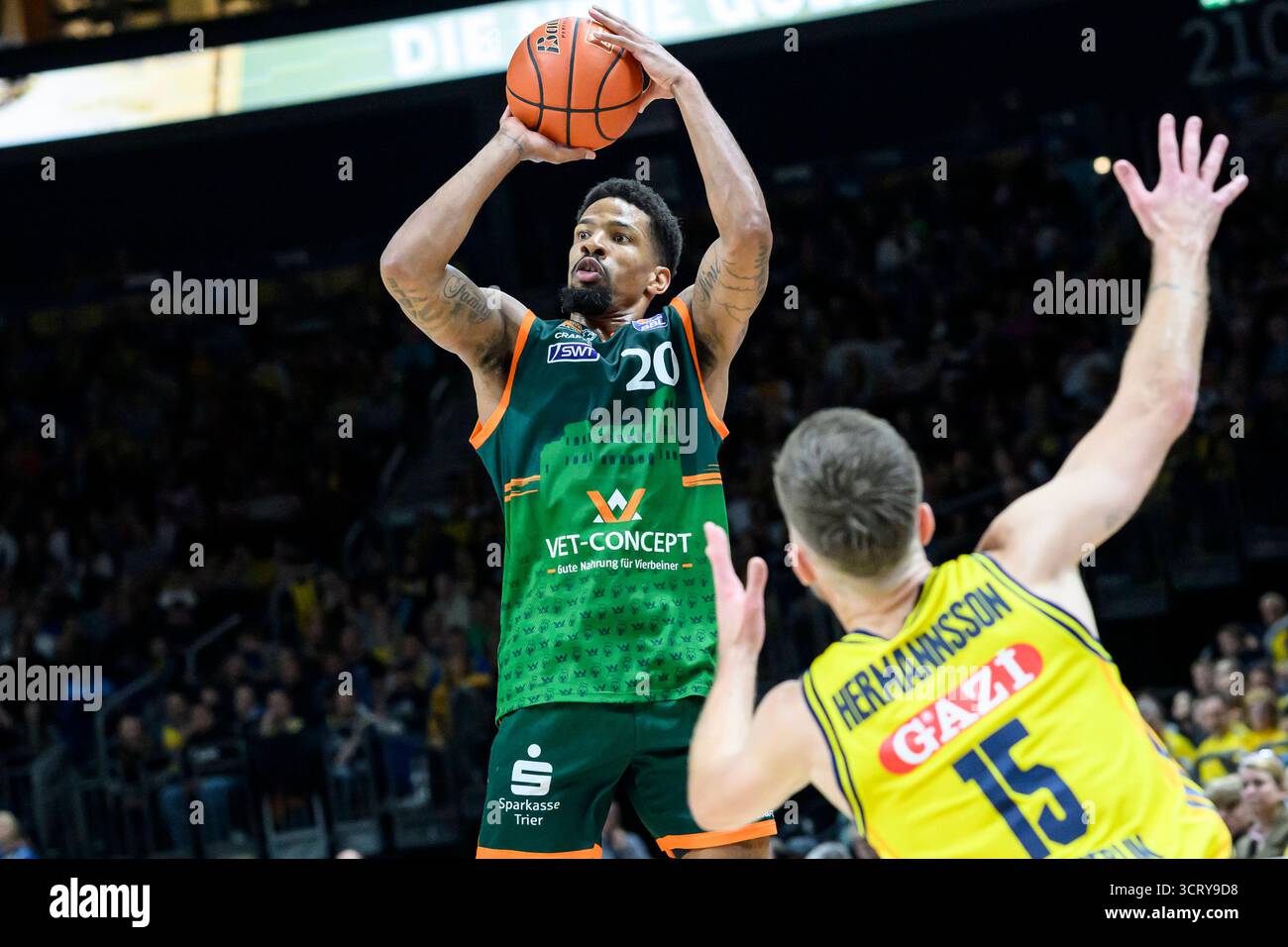 GER, Berlin, Basketball, Alba Berlin vs VET-CONCEPT Gladiators Trier , BBL, Basketball, Uber Arena, im Bild v.l.: Urald King Trier, Zweikampf, Action, Kampf, Kaempft um den Ball, 03.10.2025 *** GER, Berlin, Basketball, Alba Berlin vs VET CONCEPT Gladiators Trier , BBL, Basketball, Uber Arena, im Bild von l Urald King Trier , Duel, Action, Kampf, Kampf, Kampf, Kampf, Kampf um den Ball, Kampf für den Ball, Mx03, Mxball, Mex03 2025 Stockfoto