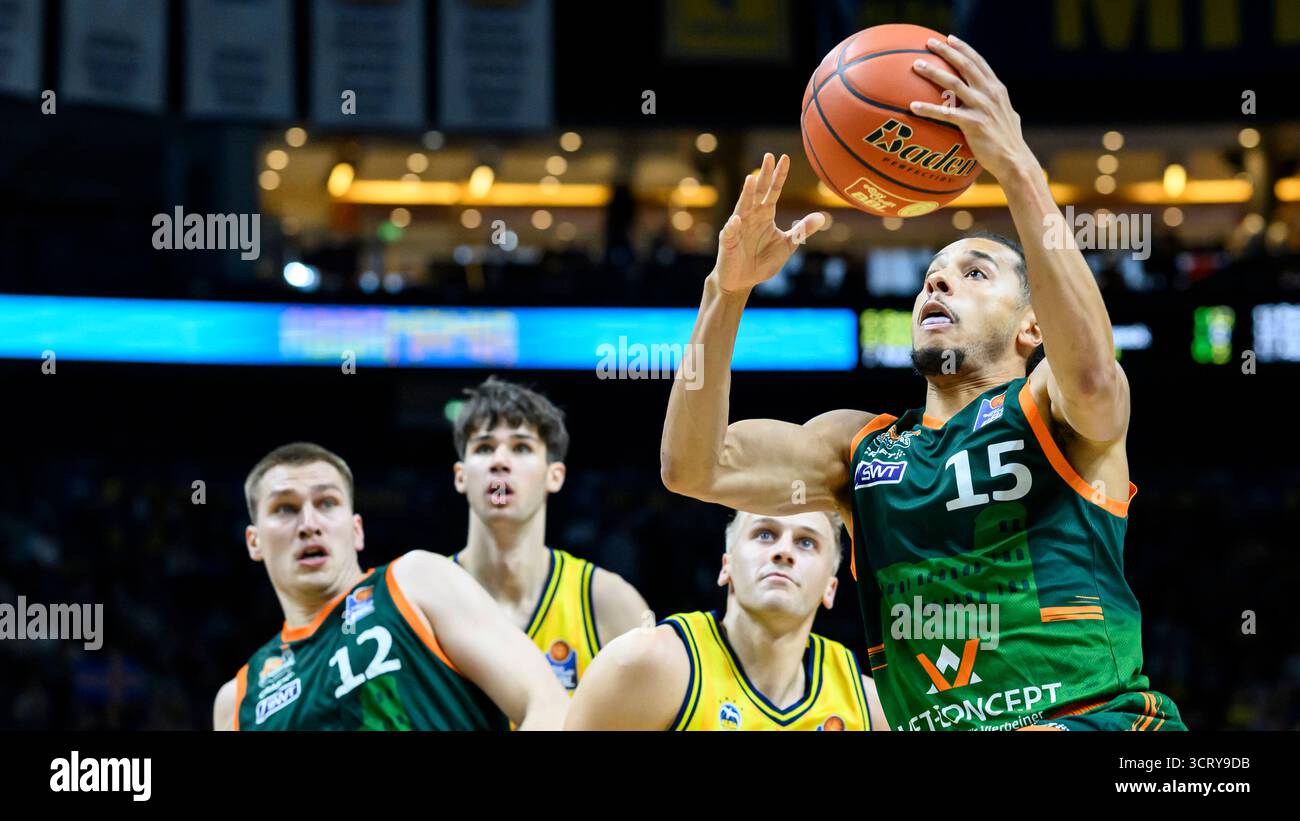 GER, Berlin, Basketball, Alba Berlin vs VET-CONCEPT Gladiators Trier , BBL, Basketball, Uber Arena, im Bild v.l.: Jordan Roland Trier, Zweikampf, Action, Kampf, Kampf um den Ball, 03.10.2025 *** GER, Berlin, Basketball, Alba Berlin vs VET CONCEPT Gladiators Trier , BBL, Basketball, Uber Arena, im Bild von l Jordan Roland Trier , Duel, Action, Kampf, Kampf, Kampf, Kampf, Fights for the Ball, Mexball, Mex03 2025 Stockfoto