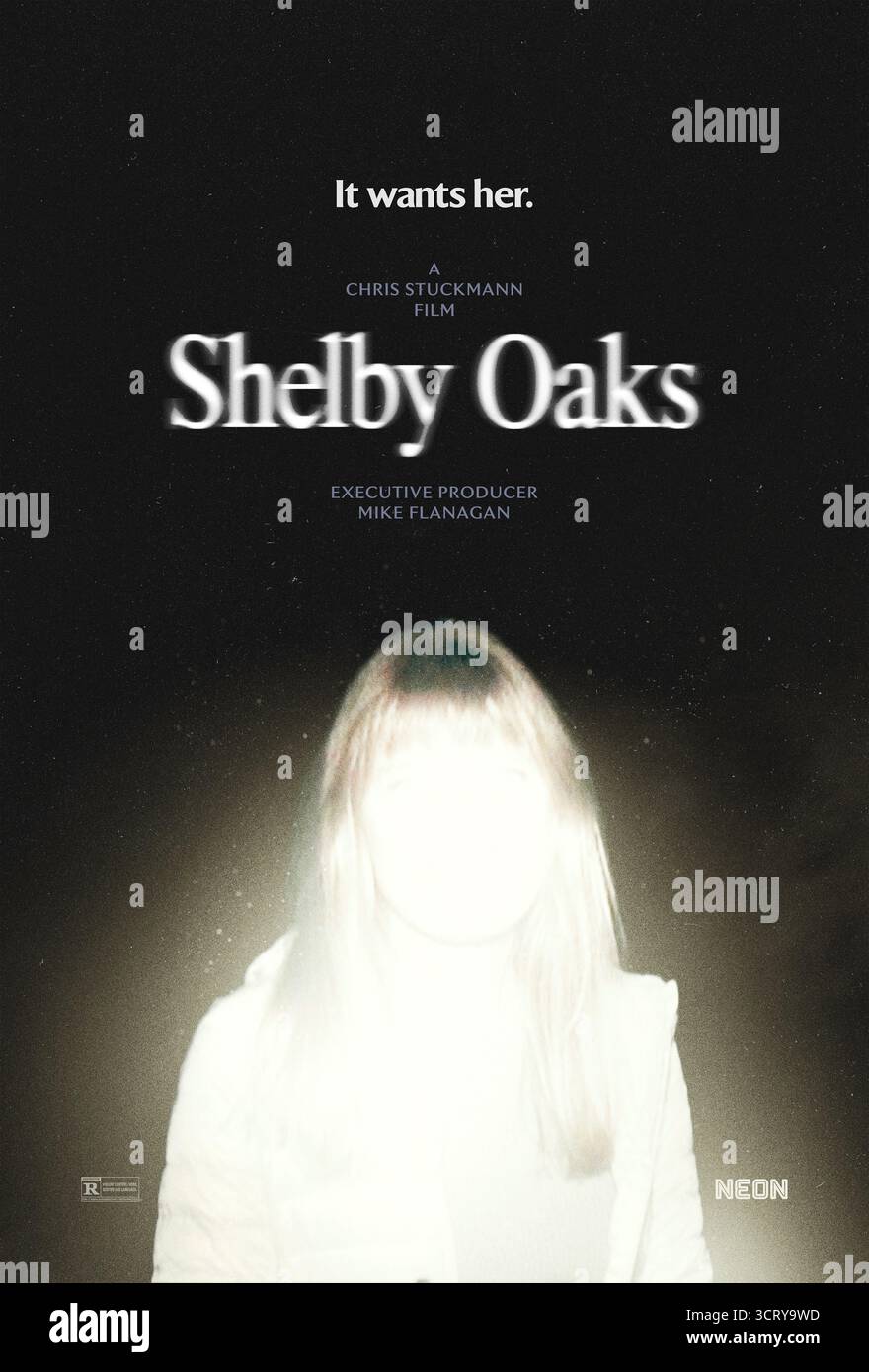 Shelby Oaks (2025) von Chris Stuckmann mit Camille Sullivan, Brendan Sexton III und Michael Beach. Eine Frau sucht nach ihrer vermissten Schwester, in einer verlassenen Stadt. NUR ZUR REDAKTIONELLEN VERWENDUNG des US-Advance-Posters. Quelle: BFA/Neon Stockfoto