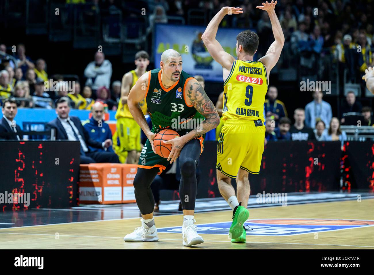 GER, Berlin, Basketball, Alba Berlin vs VET-CONCEPT Gladiators Trier , BBL, Basketball, Uber Arena, im Bild v.l.: Maik Zirbes Trier, Jonas Mattisseck Alba Berlin, Zweikampf, Action, Kampf, kaempft um den Ball, 03.10.2025 *** GER, Berlin, Basketball, Alba Berlin vs VET CONCEPT Gladiators Trier , BBL, Basketball, Uber Arena, im Bild von l, im Bild von l. Maik Zirtisseck, Uber Arena, im Bild von l 2025 Stockfoto