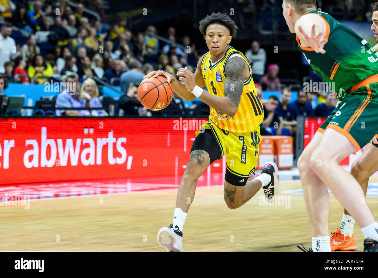 GER, Berlin, Basketball, Alba Berlin vs VET-CONCEPT Gladiators Trier , BBL, Basketball, Uber Arena, im Bild v.l.: Boogie Ellis Alba Berlin, Zweikampf, Action, Kampf, kaempft um den Ball, 03.10.2025 *** GER, Berlin, Basketball, Alba Berlin vs VET CONCEPT Gladiators Trier , BBL, Basketball, Uber Arena, im Bild f l Boogie Ellis Alba Berlin , Duell, Action, Kampf, Kampf, MUB03, Kampf, MBBB03, MUB3, MUB03 2025 Stockfoto