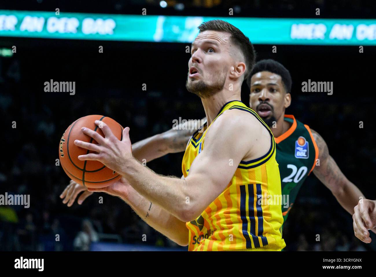 GER, Berlin, Basketball, Alba Berlin vs VET-CONCEPT Gladiators Trier , BBL, Basketball, Uber Arena, im Bild v.l.: Martin Hermannsson Alba Berlin, Zweikampf, Action, Kampf, kaempft um den Ball, 03.10.2025 *** GER, Berlin, Basketball, Alba Berlin vs VET CONCEPT Gladiators Trier , BBL, Basketball, Uber Arena, im Bild von l Martin Hermannsson Alba Berlin, Uber Arena, Duell, Duell, Action, Action, Kampf, Kampf für den Ball, MUB03, Kampf, MUB03, MUB03 2025 Stockfoto