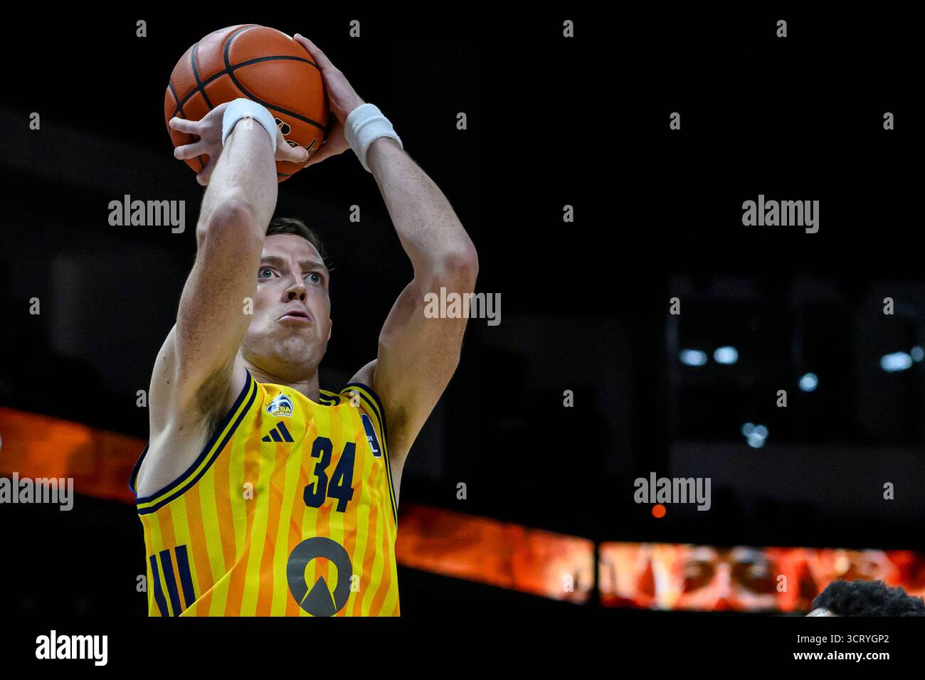 GER, Berlin, Basketball, Alba Berlin vs VET-CONCEPT Gladiators Trier , BBL, Basketball, Uber Arena, im Bild v.l.: Justin Bean Alba Berlin, Zweikampf, Action, kaempft um den Ball, 03.10.2025 *** GER, Berlin, Basketball, Alba Berlin vs VET CONCEPT Gladiators Trier , BBL, Basketball, Uber Arena, im Bild von Justin Bean Alba Berlin , Duel, Action, Kampf, Kampf für den Ball Berlin, MUB03 2025 Stockfoto