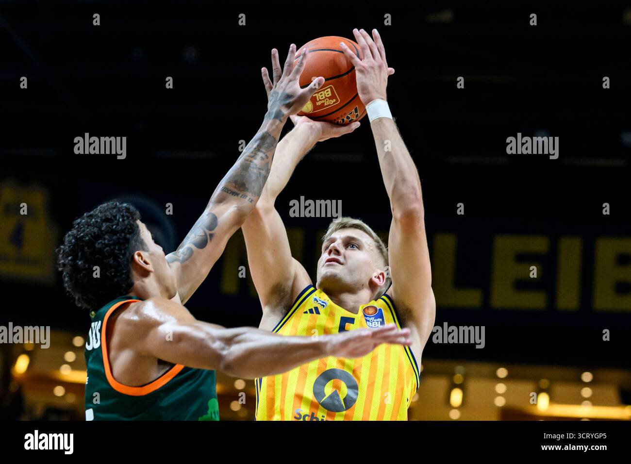 GER, Berlin, Basketball, Alba Berlin vs VET-CONCEPT Gladiators Trier , BBL, Basketball, Uber Arena, im Bild v.l.: Samuel Griesel Alba Berlin, Zweikampf, Action, Kampf, kaempft um den Ball, 03.10.2025 *** GER, Berlin, Basketball, Alba Berlin vs VET CONCEPT Gladiators Trier , BBL, Basketball, Uber Arena, im Bild von l Samuel Griesel Alba Berlin, Uber Arena, Duel Alba Berlin , Duel Berlin , Duel Berlin , Duel Alba Berlin , Duell, Kampf, Kampf für den Ball, Kampf, MUB03, Kampf, MUB03, Mw10 2025 Media Stockfoto