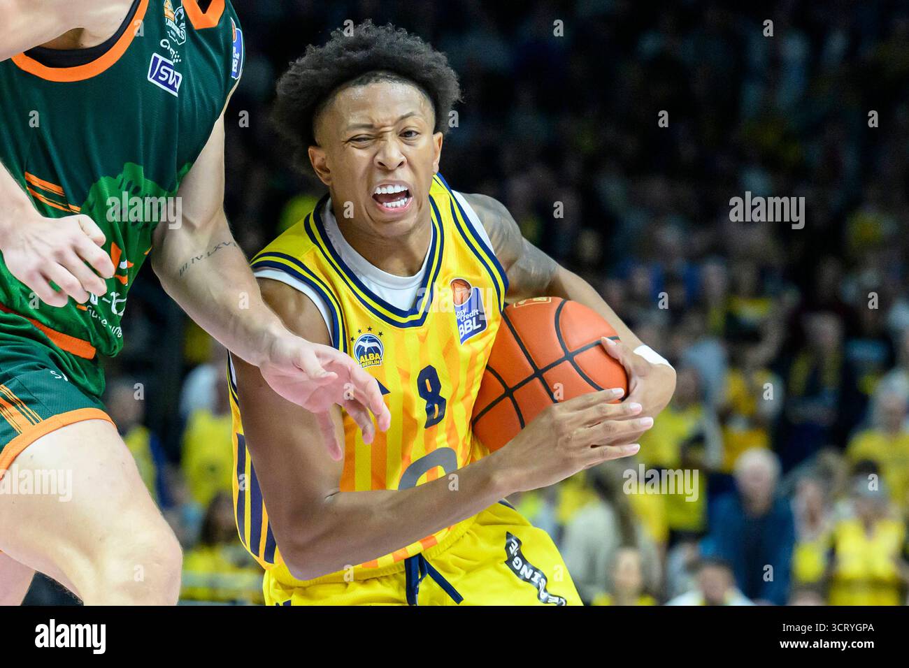 GER, Berlin, Basketball, Alba Berlin vs VET-CONCEPT Gladiators Trier , BBL, Basketball, Uber Arena, im Bild v.l.: Boogie Ellis Alba Berlin, Zweikampf, Action, Kampf, kaempft um den Ball, 03.10.2025 *** GER, Berlin, Basketball, Alba Berlin vs VET CONCEPT Gladiators Trier , BBL, Basketball, Uber Arena, im Bild f l Boogie Ellis Alba Berlin , Duell, Action, Kampf, Kampf, MUB03, Kampf, MBBB03, MUB3, MUB03 2025 Stockfoto