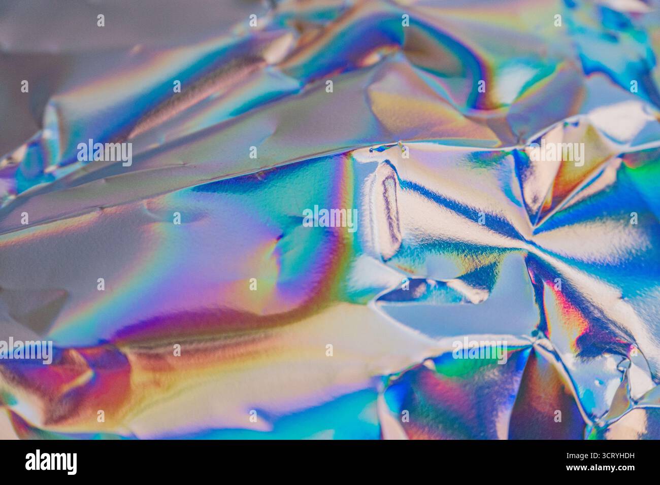 Das Bild zeigt irisierende Folie mit einem lebendigen Farbspektrum, die auf hochwertige oder luxuriöse Qualität hinweist und für Premium-Produkte wie Cosmeti geeignet ist Stockfoto