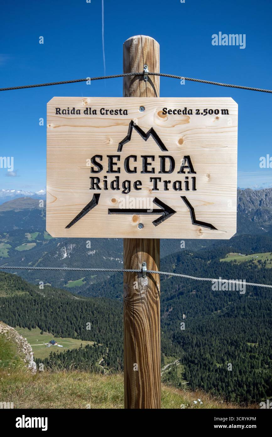 Schild für den Seceda Ridge Trail in Seceda, Gröden, Trentino Südtirol, Italien Stockfoto
