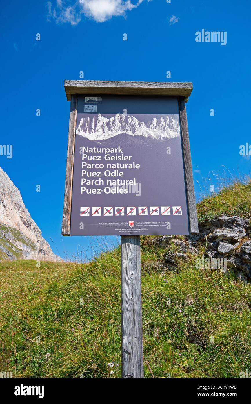 Holzschild im Naturpark Puez-Geisler, Gröden, Trentino Südtirol, Italien Stockfoto