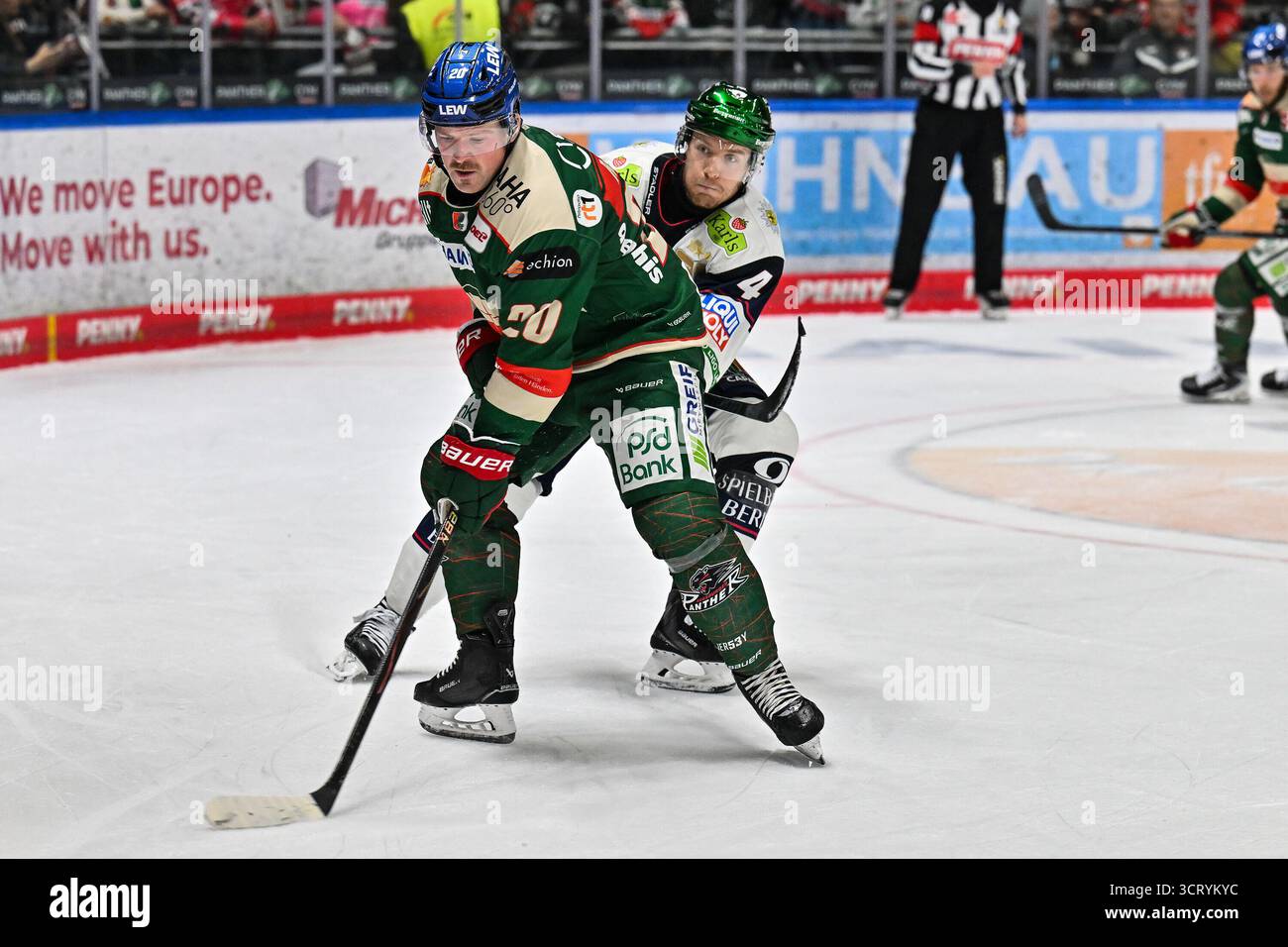 Augsburg, Deutschland. Oktober 2025. Im Duell Cody KUNYK (Augsburger Panther 20) und Adam SMITH (Eisb?ren Berlin 4)/Zweikampf/DEL: Augsburger Panther - Eis?bren Berlin; Curt Frenzel Stadion am 03.10.2025 Credit: dpa/Alamy Live News Stockfoto