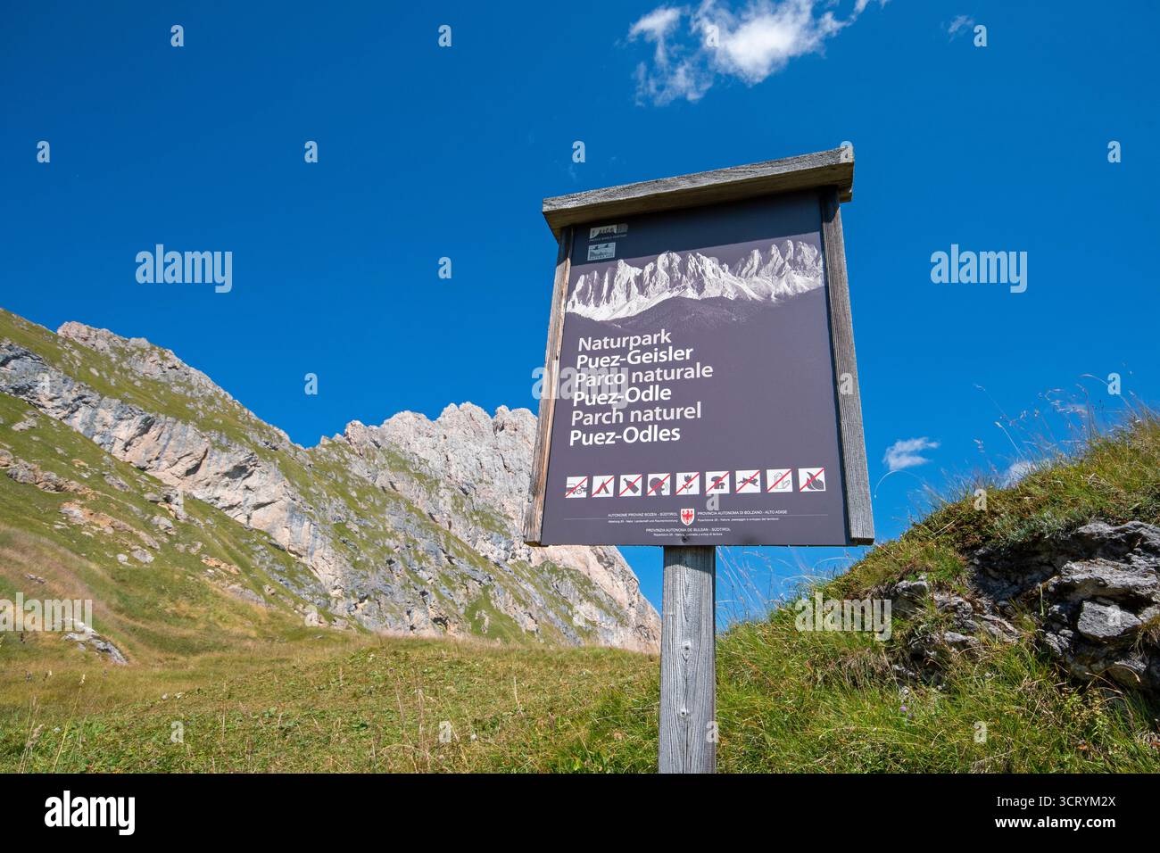 Holzschild im Naturpark Puez-Geisler, Gröden, Trentino Südtirol, Italien Stockfoto