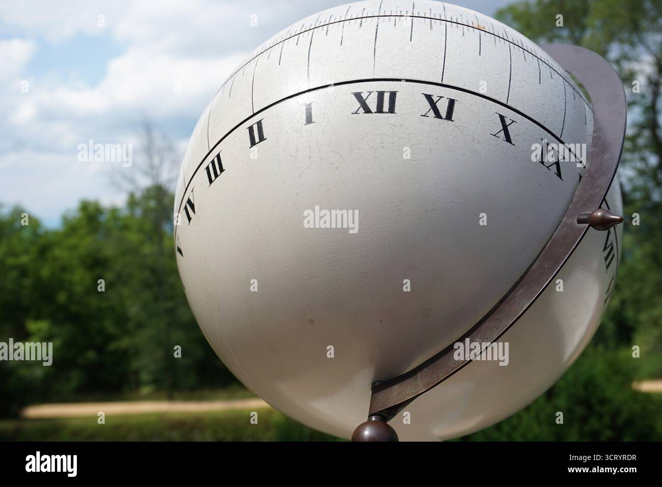 Nahaufnahme einer historischen Sonnenuhr aus dem 18. Jahrhundert mit römischen Ziffern, die die Mittagszeit an einem sonnigen Tag in Thomas Jefferson's Monticello in Charlottesville anzeigen Stockfoto