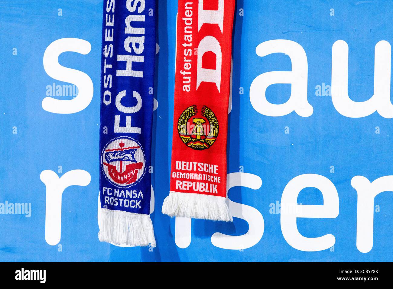 Duisburg, Deutschland. Oktober 2025. Fans von FC Hansa Rostock, Schale mit dem Logo von DDR (Deutsche Demokratische Republik). 3.Liga 10.Spieltag: MSV Duisburg - FC Hansa Rostock; Schauinsland-Reisen-Arena, Duisburg; 03.10.2025 DFB-Vorschriften verbieten jede Verwendung von Fotografien als Bildsequenzen und/oder Quasi-Video. Quelle: dpa/Alamy Live News Stockfoto