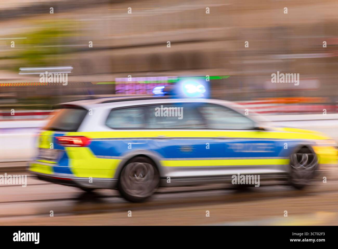 Polizeifahrzeug ein Polizeiauto auf einer Einsatzfahrt auf der Wilsdruffer Straße am Altmarkt mit Blaulicht. Dresden Sachsen Deutschland *** Polizeiauto Ein Polizeiauto auf einer Notfahrt auf der Wilsdruffer Straße am Altmarkt mit Blaulicht Dresden Sachsen Deutschland Stockfoto