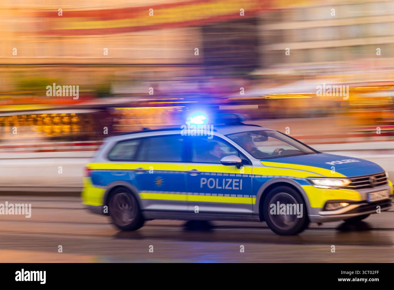 Polizeifahrzeug ein Polizeiauto auf einer Einsatzfahrt auf der Wilsdruffer Straße am Altmarkt mit Blaulicht. Dresden Sachsen Deutschland *** Polizeiauto Ein Polizeiauto auf einer Notfahrt auf der Wilsdruffer Straße am Altmarkt mit Blaulicht Dresden Sachsen Deutschland Stockfoto