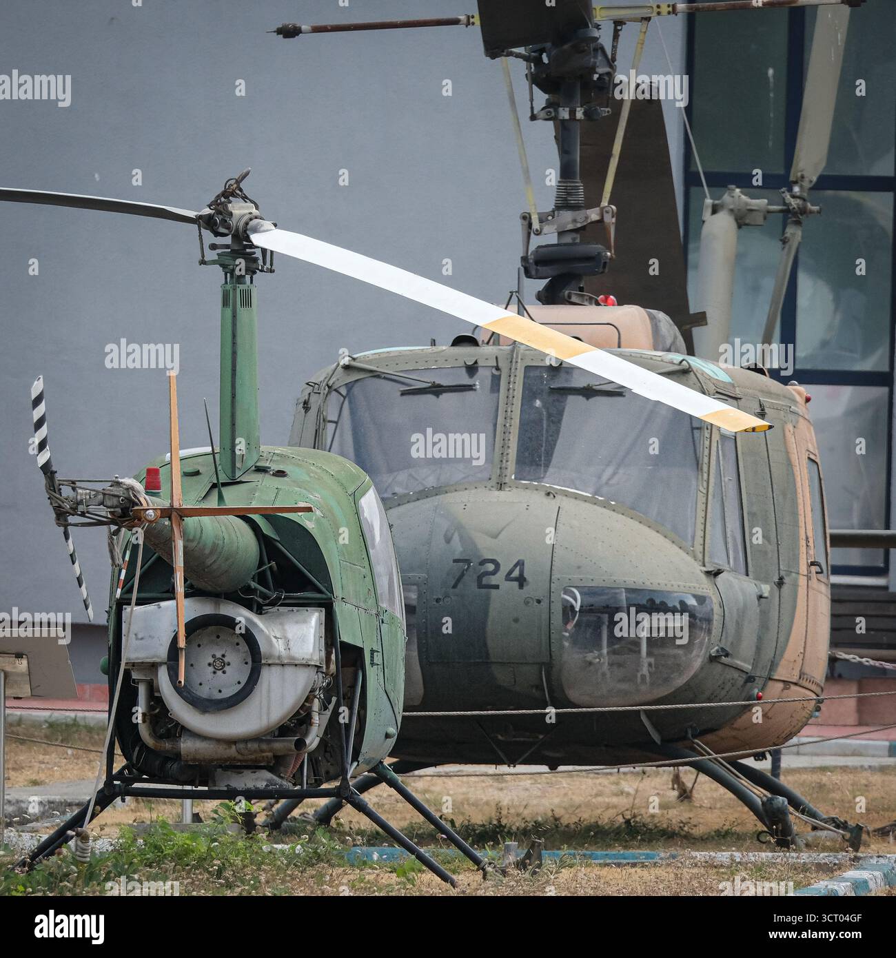 Ein Bell UH-1 Irokesen „Huey“ Hubschrauber von Angesicht zu Angesicht mit einem Robinson in einem türkischen Luftfahrtmuseum. Stockfoto