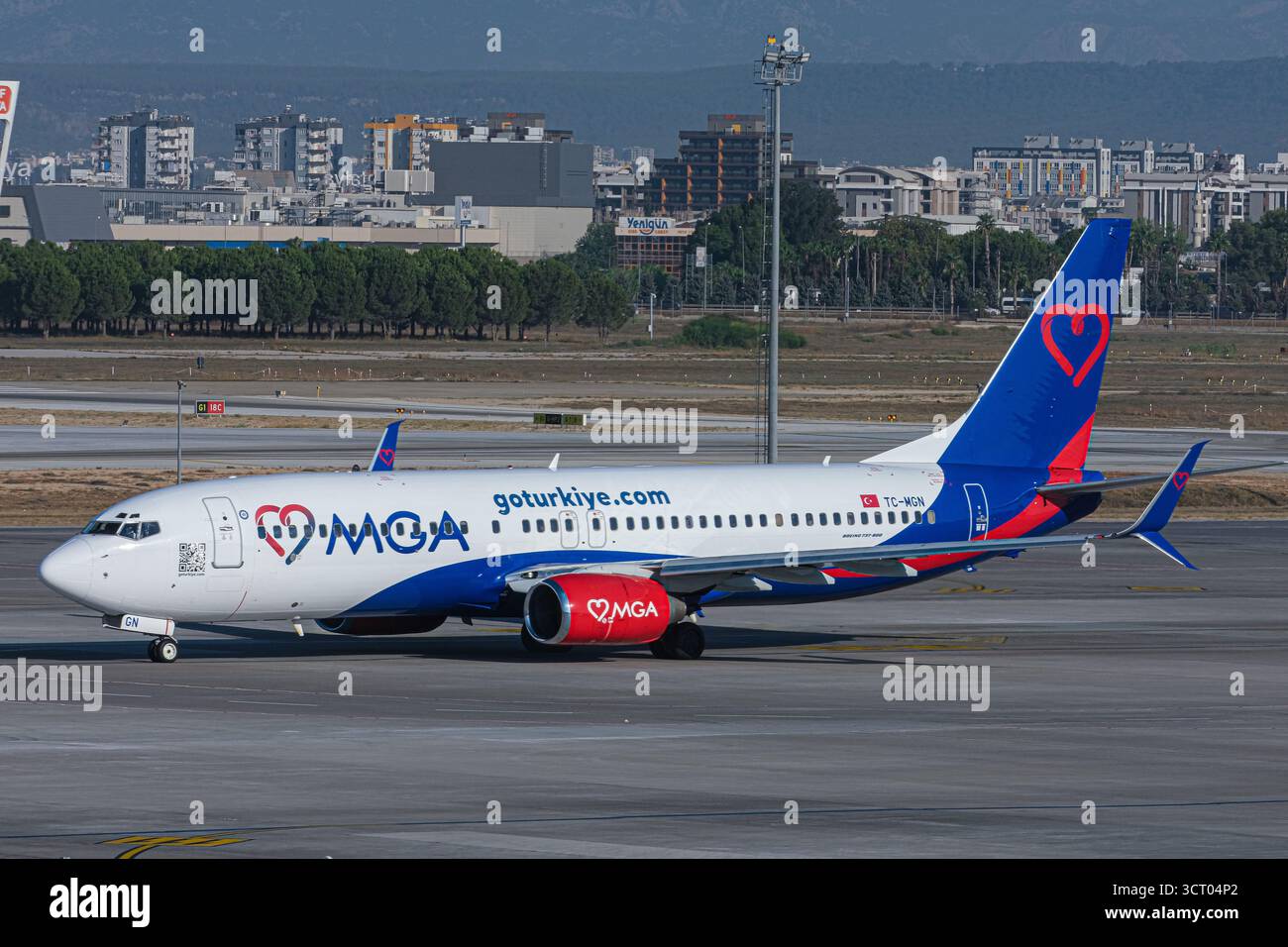 MGA Airlines Boeing 737 fährt am Flughafen Antalya, Türkei, während der Sommerferien bei hellem Tageslicht. Stockfoto