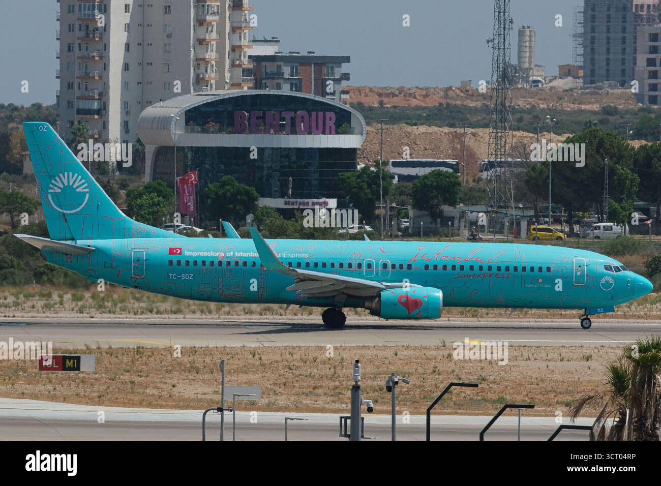 SunExpress Boeing 737 fährt am Flughafen Antalya in der Türkei an einem sonnigen Tag und bereitet sich auf die Abfahrt am geschäftigen Mittelmeerknotenpunkt vor. Stockfoto