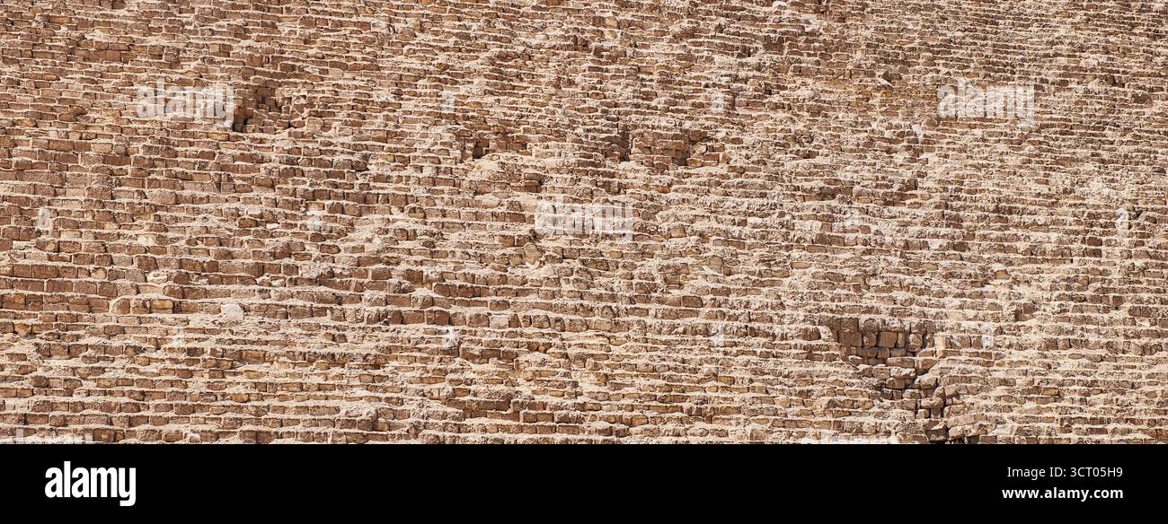 Die große Pyramide von Gizeh, auch bekannt als die Pyramide von Khufu oder Cheops, ist die älteste und größte der drei Pyramiden des Gizeh-Komplexes, die älteste der Seve Stockfoto Die große Pyramide von Gizeh, auch bekannt als die Pyramide von Khufu oder Cheops, ist die älteste und größte der drei Pyramiden des Gizeh-Komplexes, die älteste der Seve Stockfoto