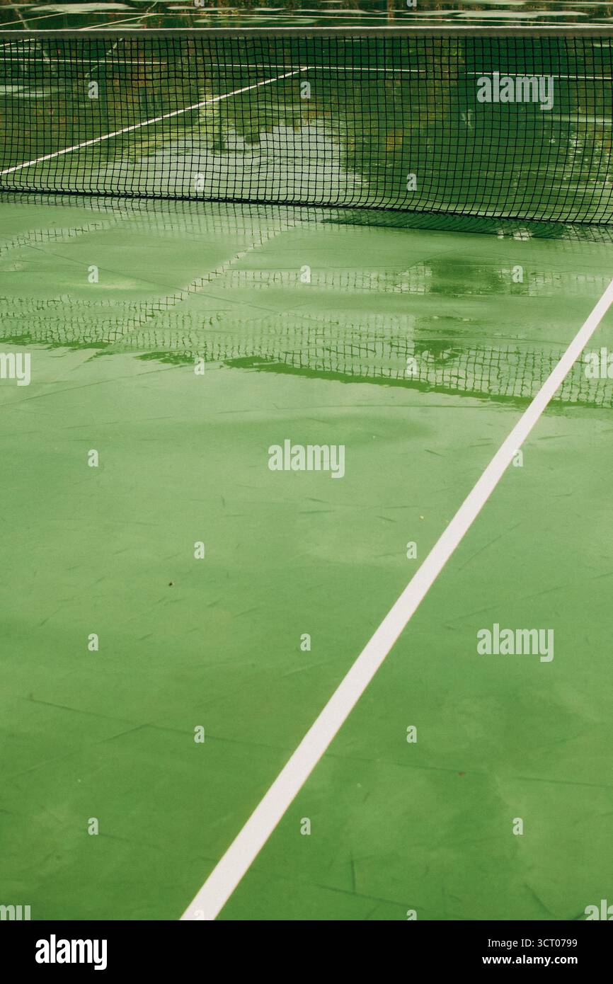 Ein ruhiger Tennisplatz in Heraklion, Griechenland, ohne Spieler oder Ablenkungen. Die Szene betont klare Linien, offene Räume und die Geometrie von Stockfoto