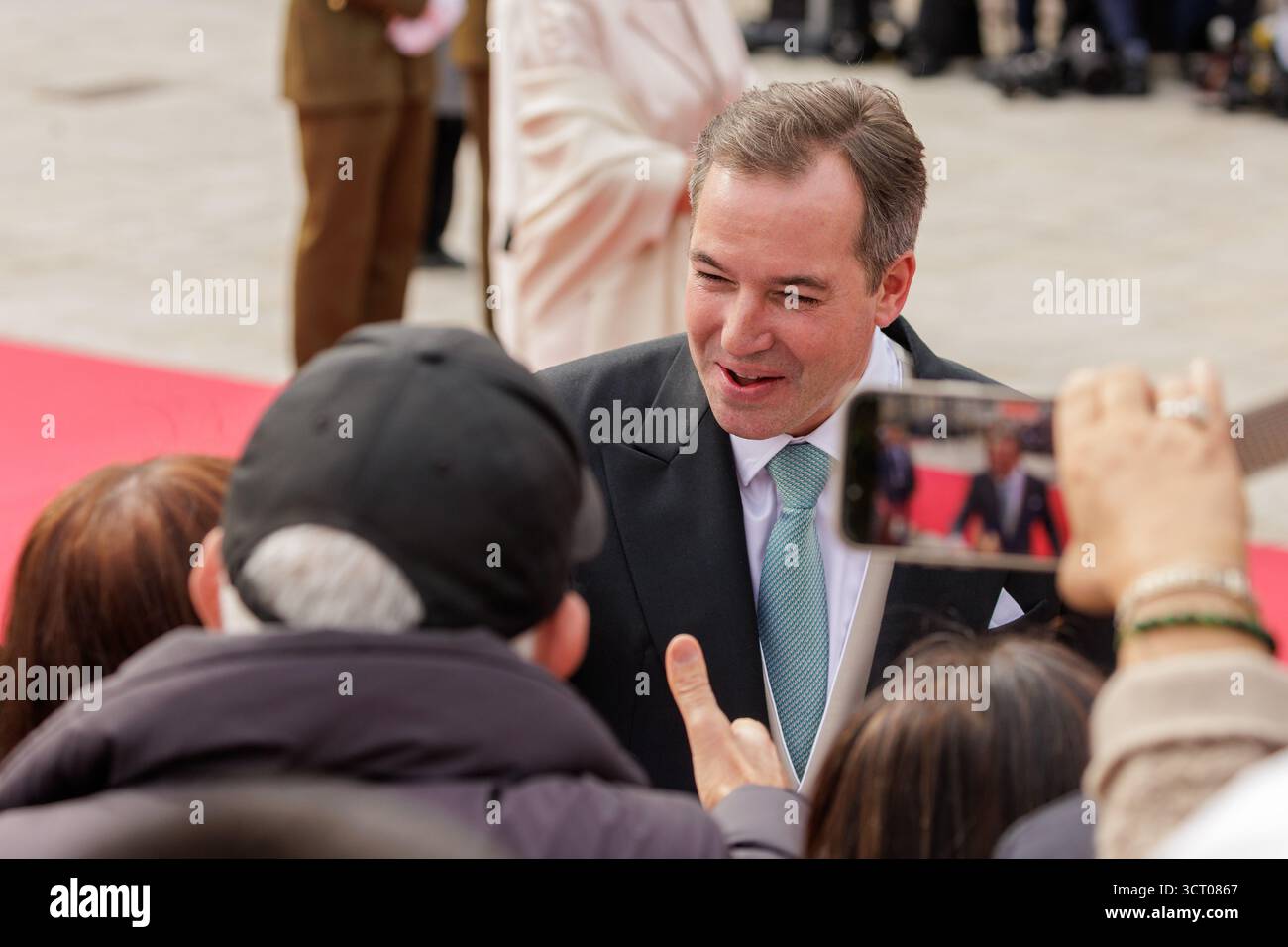 Luxemburg-Stadt, Luxemburg. Oktober 2025. Der neue Großherzog Guillaume und die Großherzogin Stéphanie von Luxemburg treffen sich am 3. Oktober 2025 während der Thronübergangsfeier auf dem Place Guillaume II. (Rathaus), Luxemburg-Stadt. Quelle: Aleksandr Nagornyi/Alamy Live News Stockfoto