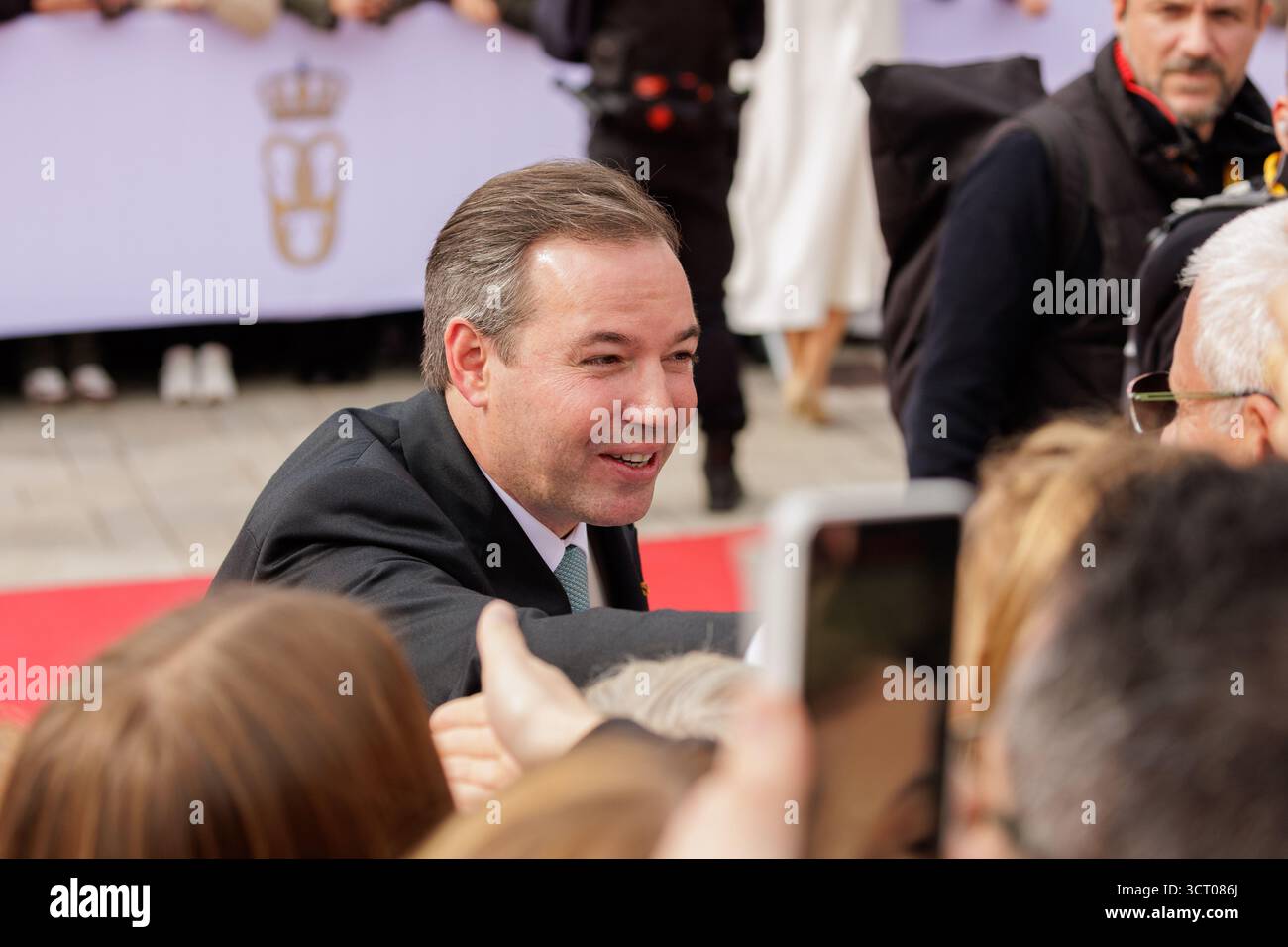 Luxemburg-Stadt, Luxemburg. Oktober 2025. Der neue Großherzog Guillaume und die Großherzogin Stéphanie von Luxemburg treffen sich am 3. Oktober 2025 während der Thronübergangsfeier auf dem Place Guillaume II. (Rathaus), Luxemburg-Stadt. Quelle: Aleksandr Nagornyi/Alamy Live News Stockfoto