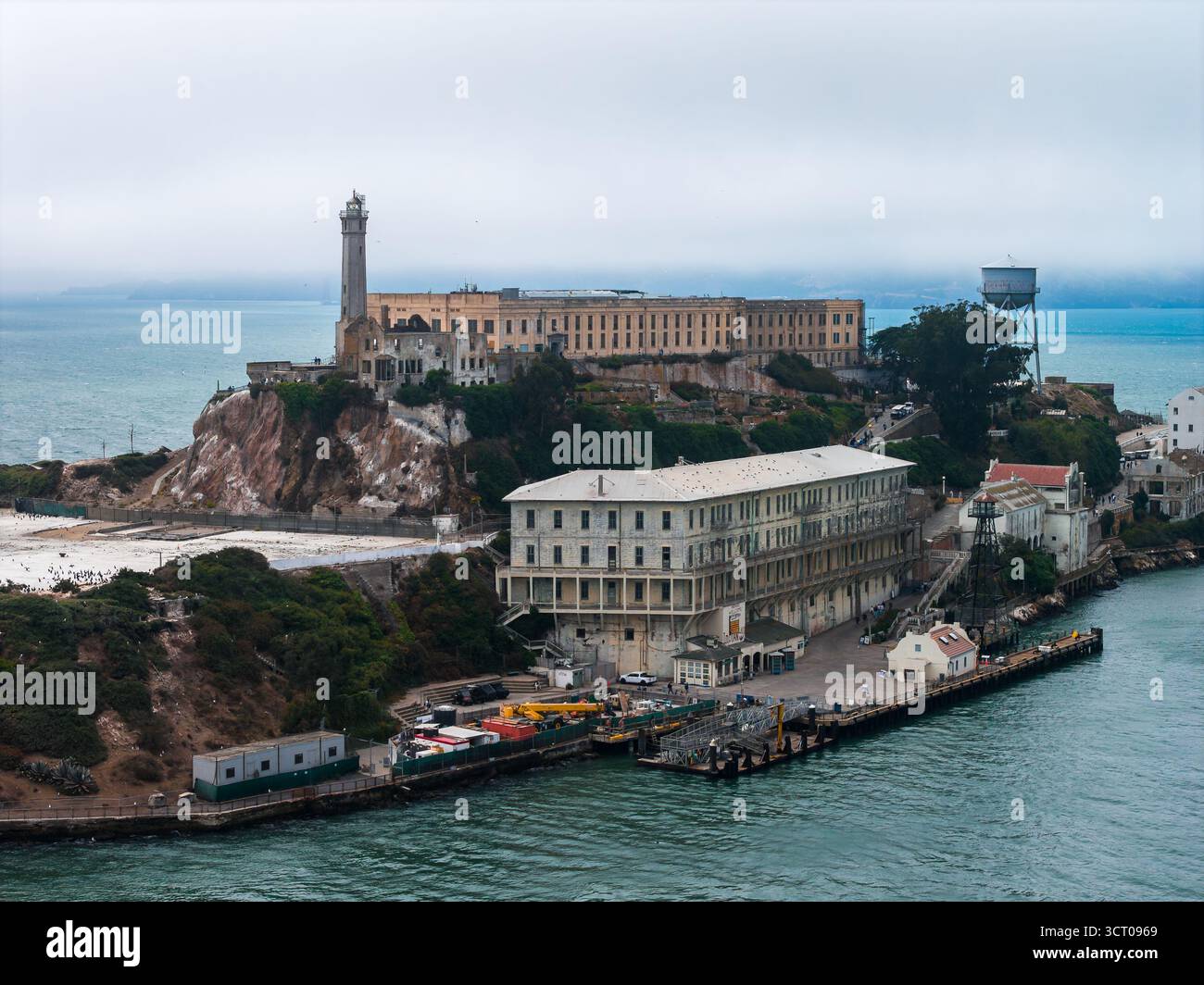 Blick aus der Vogelperspektive auf Alcatraz Island mit Gefängniskomplex und Leuchtturm Stockfoto