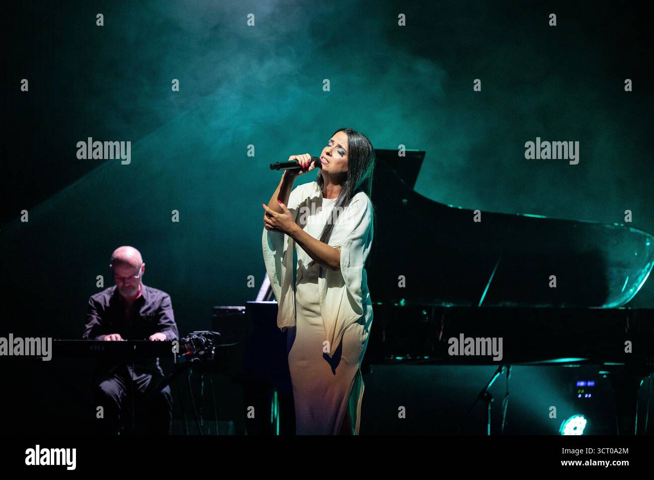 Die portugiesische Fado-Sängerin Lina Rodrigues tritt am 3. Oktober 2025 während des Camoes-Konzerts im Conde Duque in Madrid auf. Spanien Stockfoto