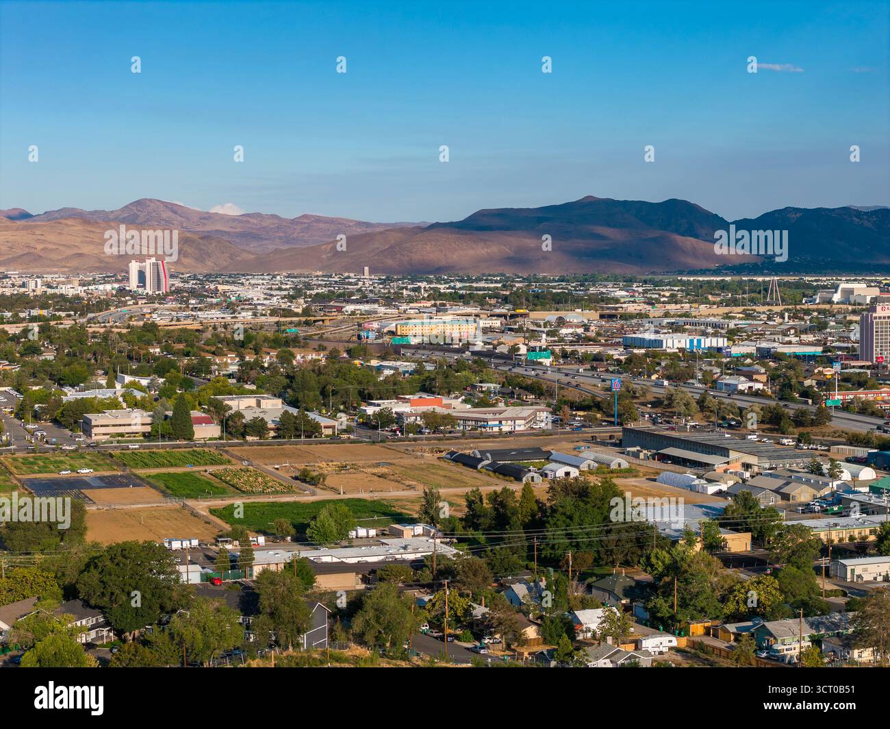 Luftaufnahme von Reno, Nevada mit der Innenstadt und den umliegenden Bergen Stockfoto
