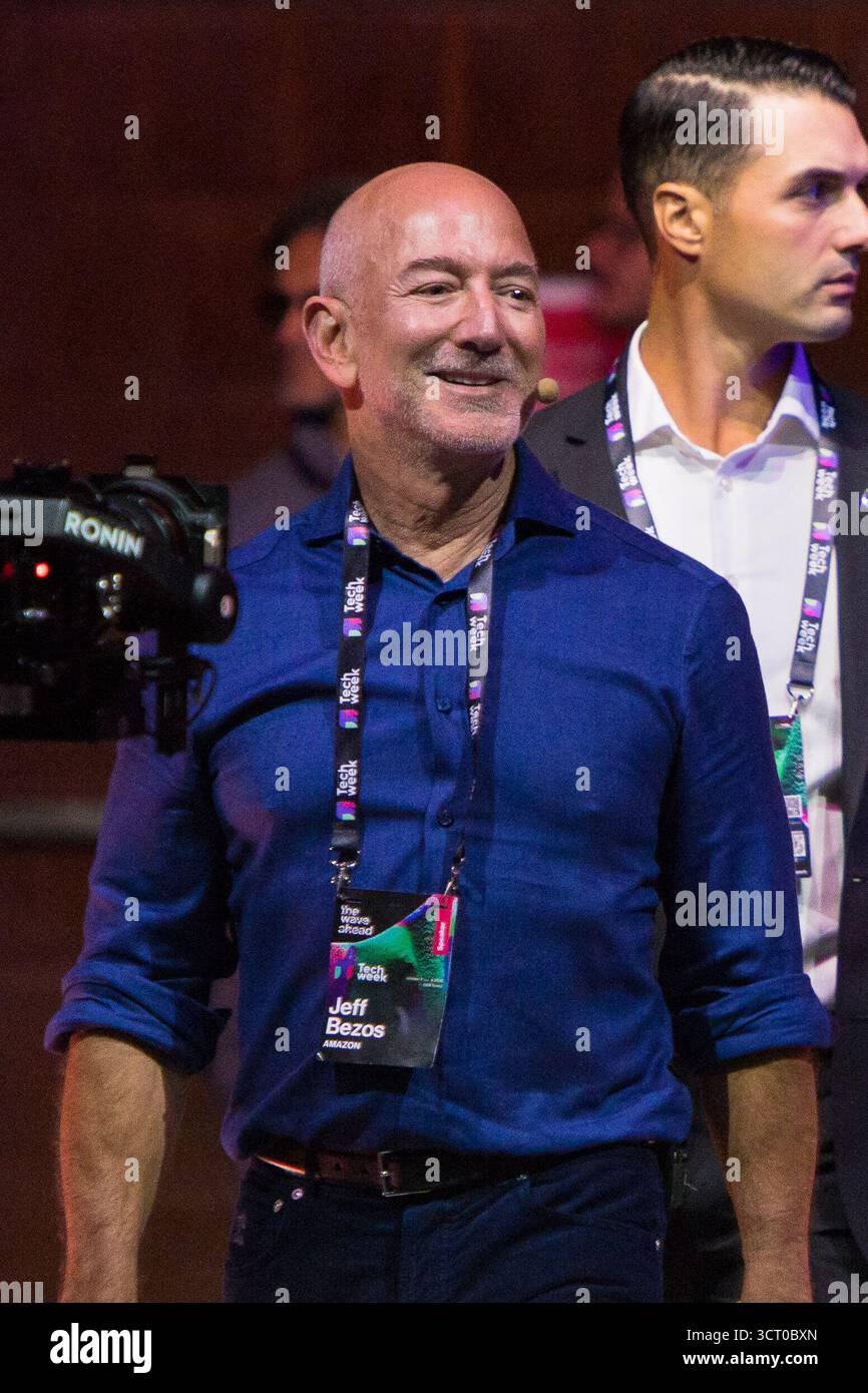Turin, Italien. Oktober 2025. Der US-amerikanische Geschäftsmann Jeff Bezos steht auf der Bühne der Italienischen Tech Week 2025. Quelle: Marco Destefanis/Alamy Live News Stockfoto