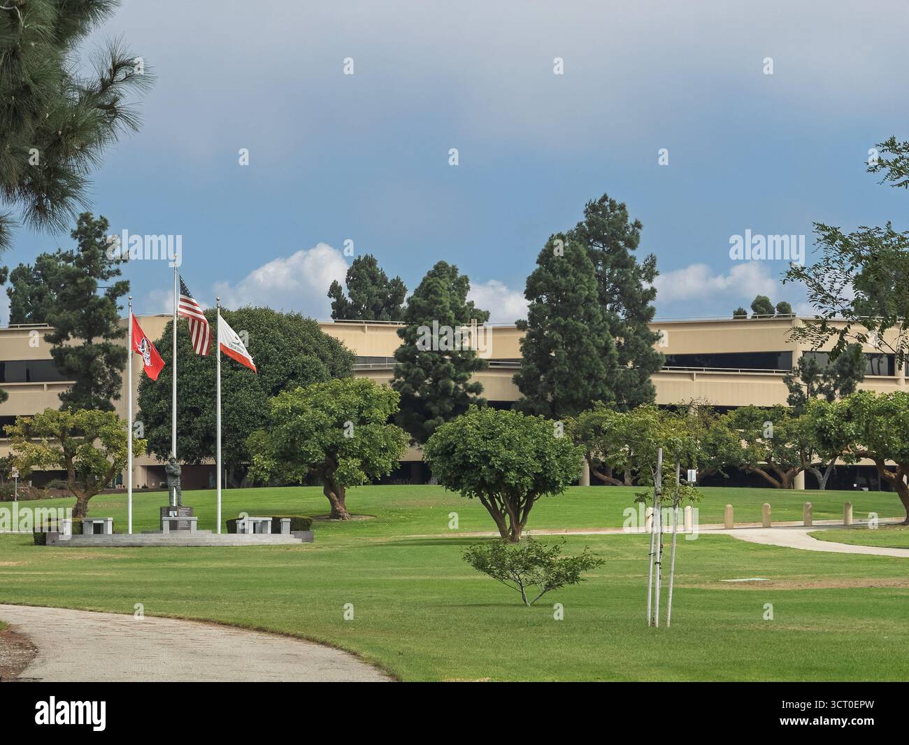 Ventura, Kalifornien, USA - 20. September 2025: Ventura County Government Center. Feuerwehrdenkmal in breiter Gartenlandschaft mit Gebäude hinter un Stockfoto