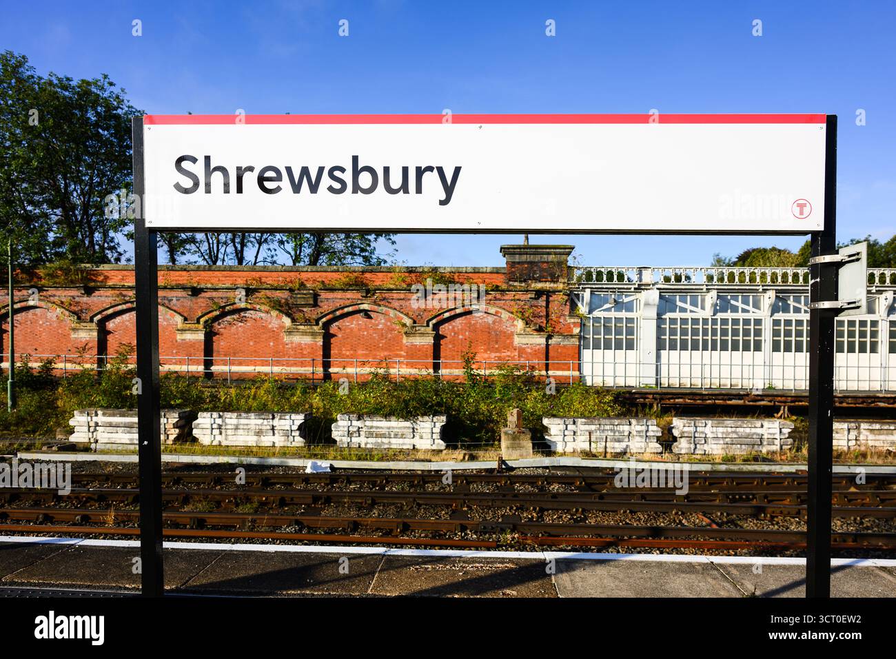 Shropshire, England, Vereinigtes Königreich - 9. September 2025; modernes Bahnhofsschild in Shrewsbury UK am Bahnsteig Stockfoto