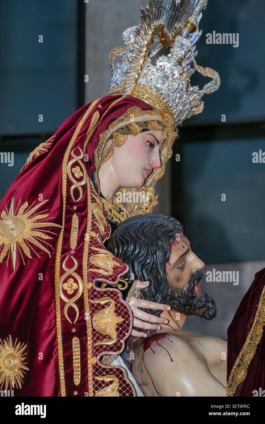Detail der Christus- und Jungfrauenfiguren auf dem Wagen des Monte Calvario, mit Samt- und goldgestickten Gewändern, während der Karfreitagsprozession in Stockfoto