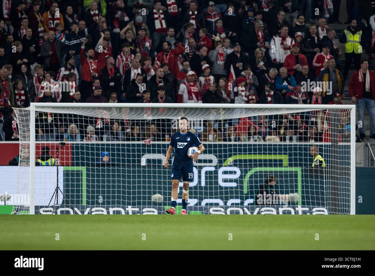 Sinsheim, Deutschland. Oktober 2025. Tim Lemperle (TSG 1899 Hoffenheim, 19) ist schon bereit f?r den Elfmeter 1. Fu?Ball Bundesliga, TSG 1899 Hoffenheim - 1. FC K?LN, SINSHEIM, PREZERO ARENA AM 03.10.2025 DFL-VORSCHRIFTEN VERBIETEN DIE VERWENDUNG VON FOTOS ALS BILDSEQUENZEN UND/ODER QUASI-VIDEO. Quelle: dpa/Alamy Live News Stockfoto