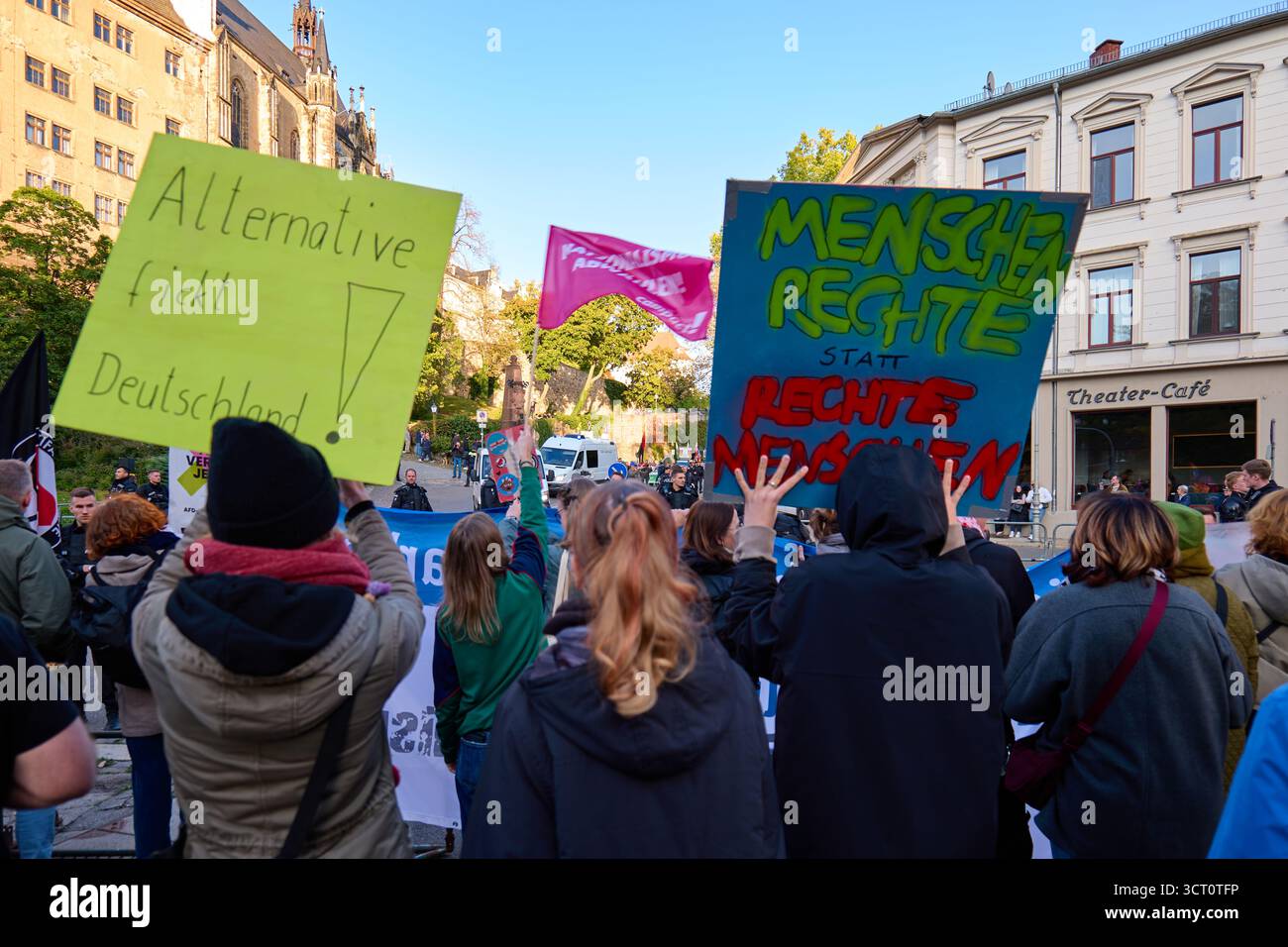 Altenburg, Deutschland – 03.10.2025: Friedliche Demonstration gegen einen rechtsmarsch Stockfoto