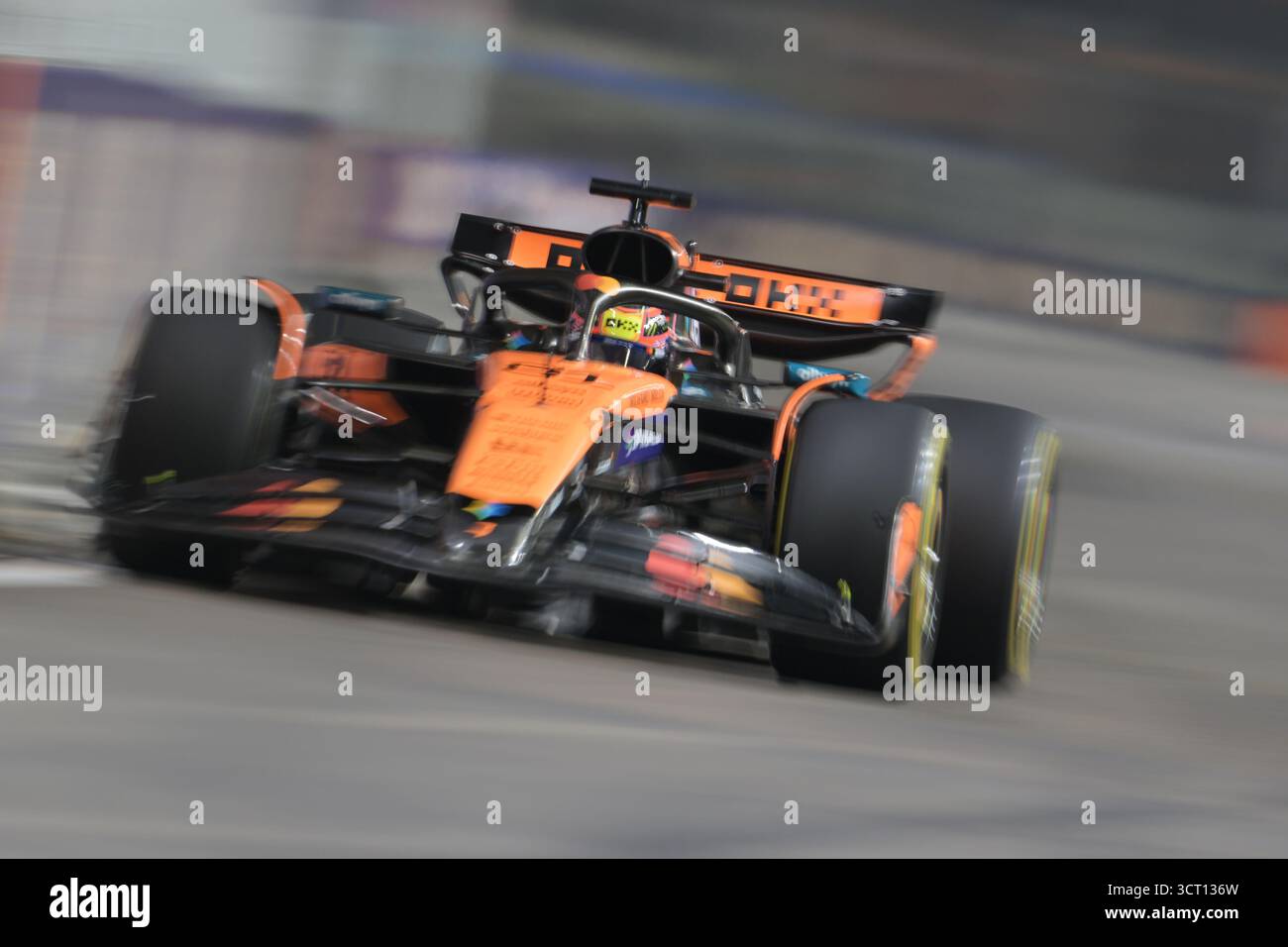 Singapur, Singapur. Oktober 2025. McLarens australischer Fahrer Oscar Piastri fährt während des zweiten Trainings des Formel-1-Grand Prix 2025 in Singapur am 3. Oktober 2025. Quelle: Dann Chih Wey/Xinhua/Alamy Live News Stockfoto