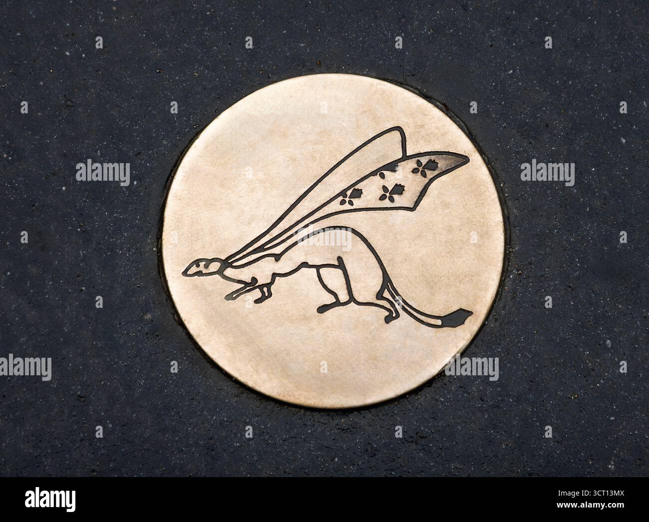 Plakette auf dem Bürgersteig in Vannes, Bretagne, Frankreich mit weißem Hermelin-Maskottchen, das einen weißen Schal mit schwarzen Flecken trägt Stockfoto