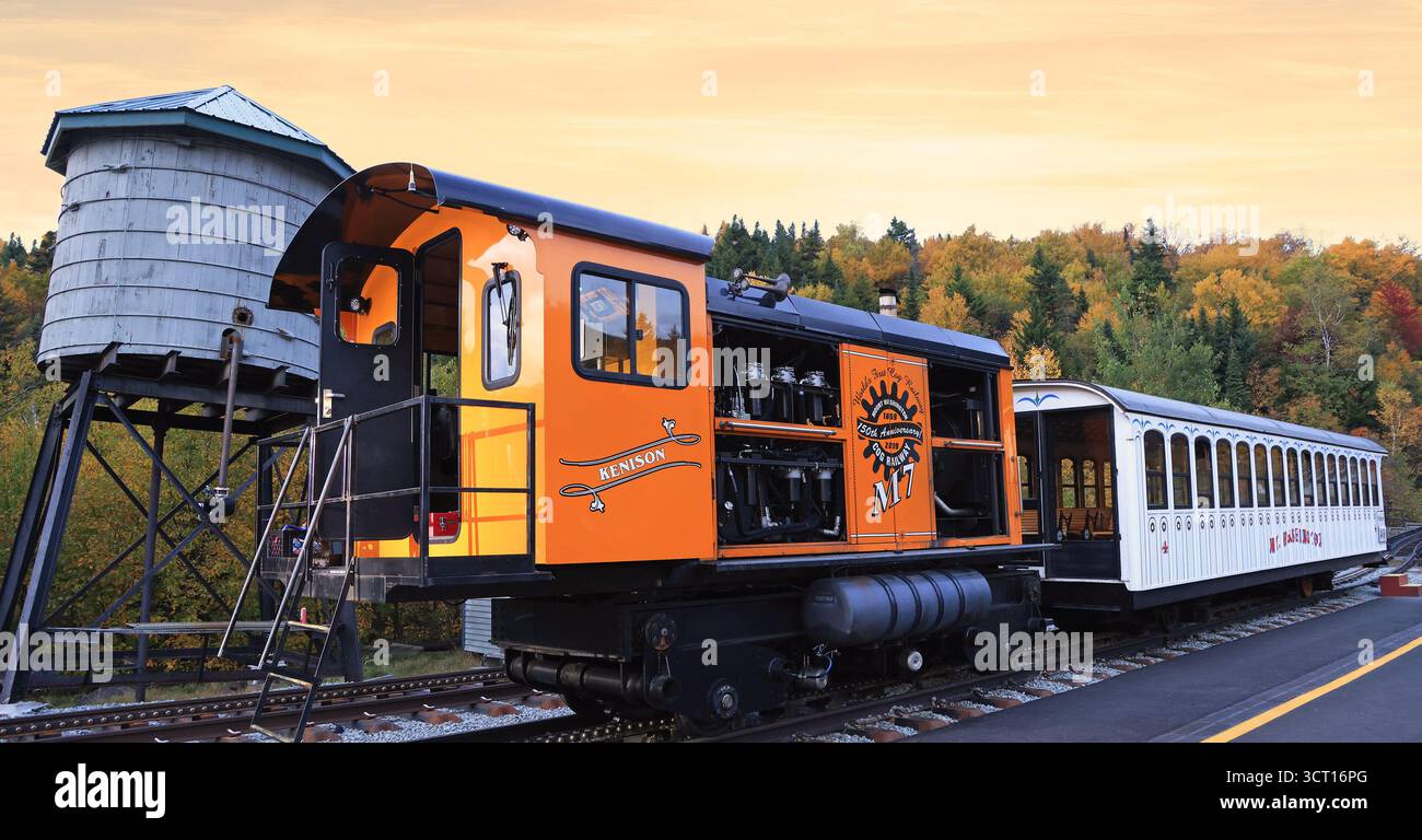 Die Fahrt mit der Mount Washington Cog Railway im Bahnhof mit Herbstfarben im Hintergrund Stockfoto