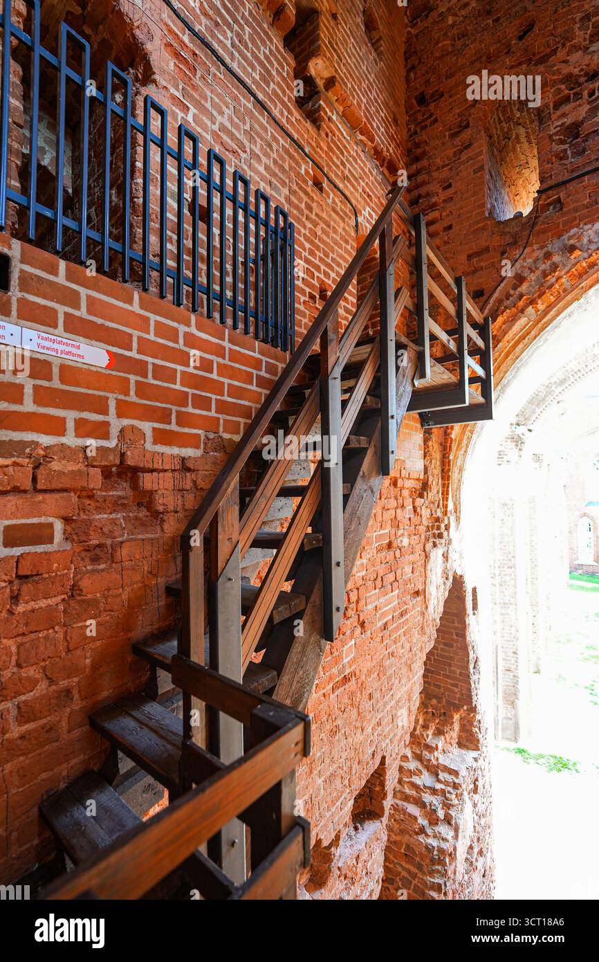 Holztreppen in der Kathedrale von Tartu, auch bekannt als Kathedrale von Dorpat, einer ehemaligen katholischen Kirche in Tartu (Dorpat), Estland Stockfoto