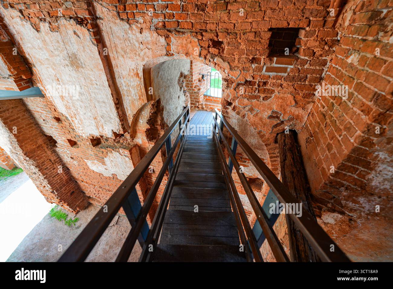 Holztreppen in der Kathedrale von Tartu, auch bekannt als Kathedrale von Dorpat, einer ehemaligen katholischen Kirche in Tartu (Dorpat), Estland Stockfoto