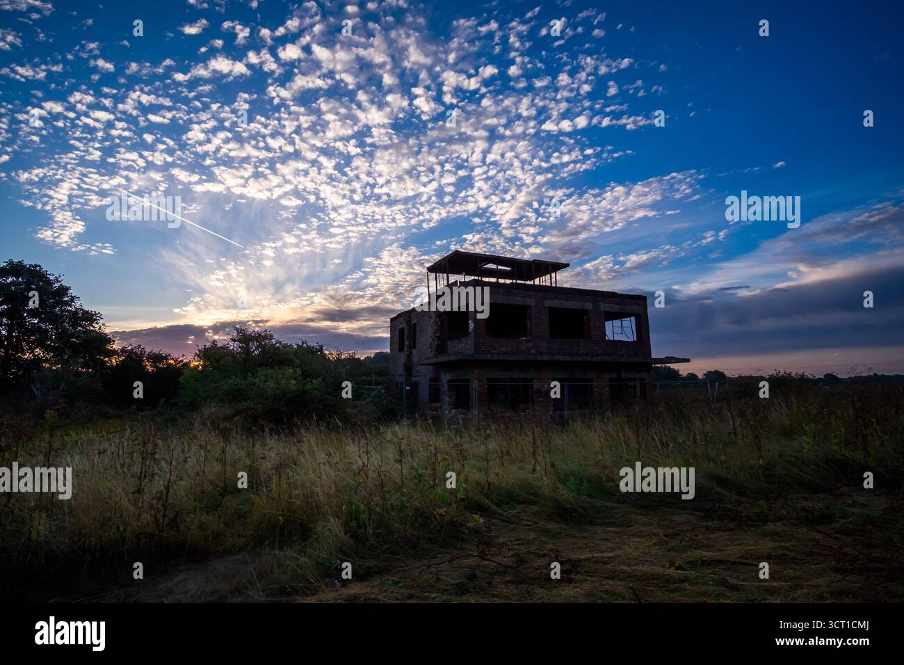 Alter Kontrollturm am ehemaligen RAF Coleby Grange Flugplatz bei Sonnenaufgang Stockfoto