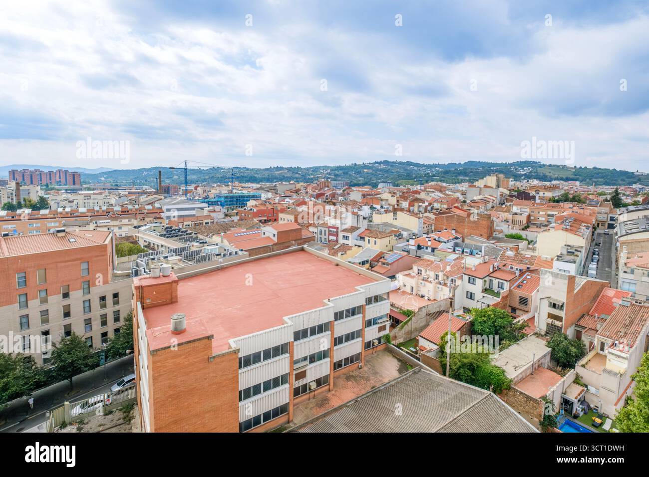 Luftaufnahme des Wohnviertels Pamplona, Spanien. Städtische Skyline, Hügel im Hintergrund, gemischte Architektur, Stadtlandschaft, Stadt, Wohngegend Stockfoto