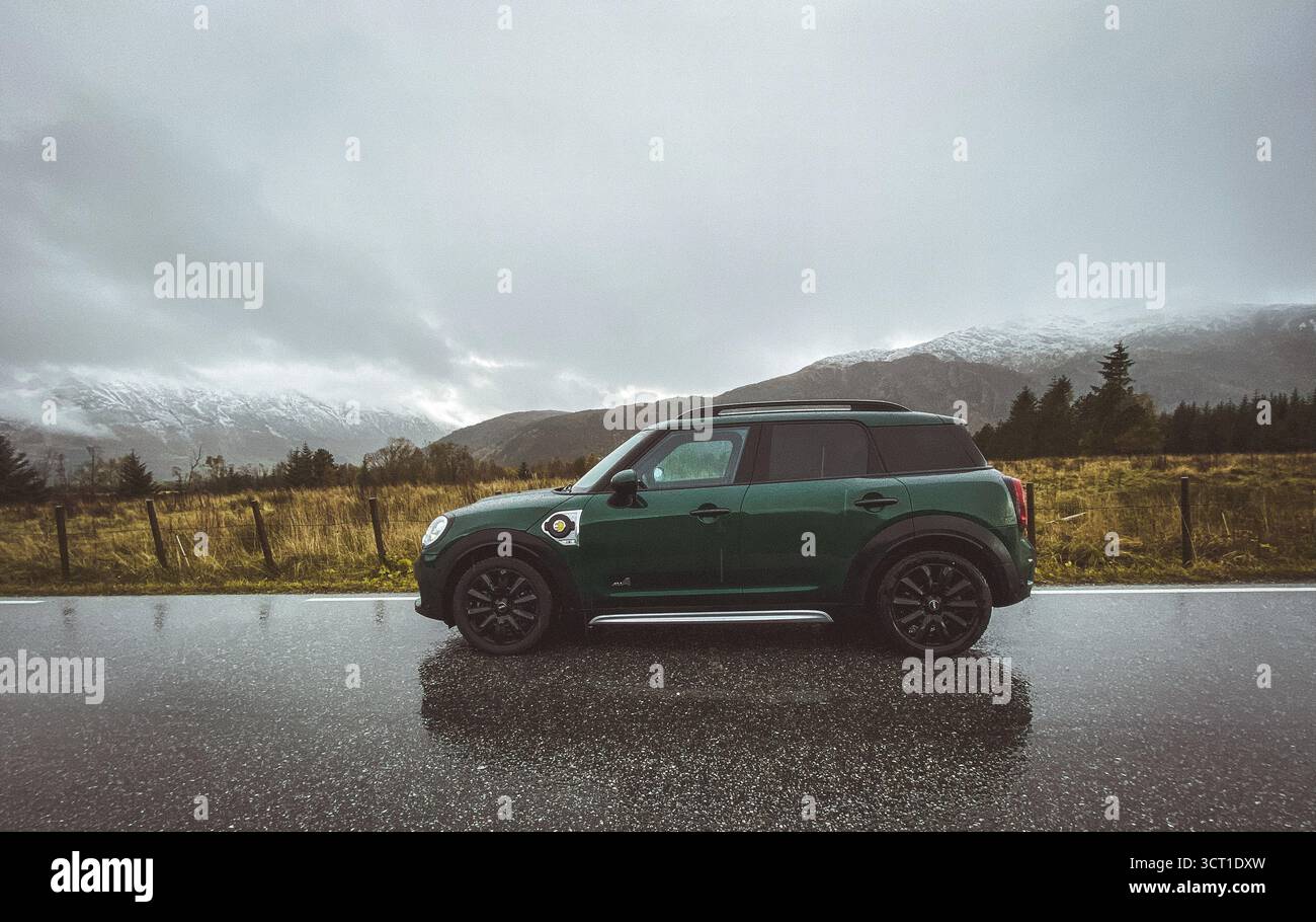 Britischer Grüner Mini Countryman parkte auf einer Straße Stockfoto