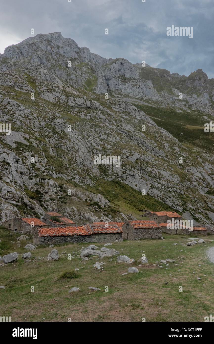 Alte Hirtenhütten in Invernales de Texu, Picos de Europa Nationalpark, Sotres, Cabrales, Asturien, Spanien Stockfoto