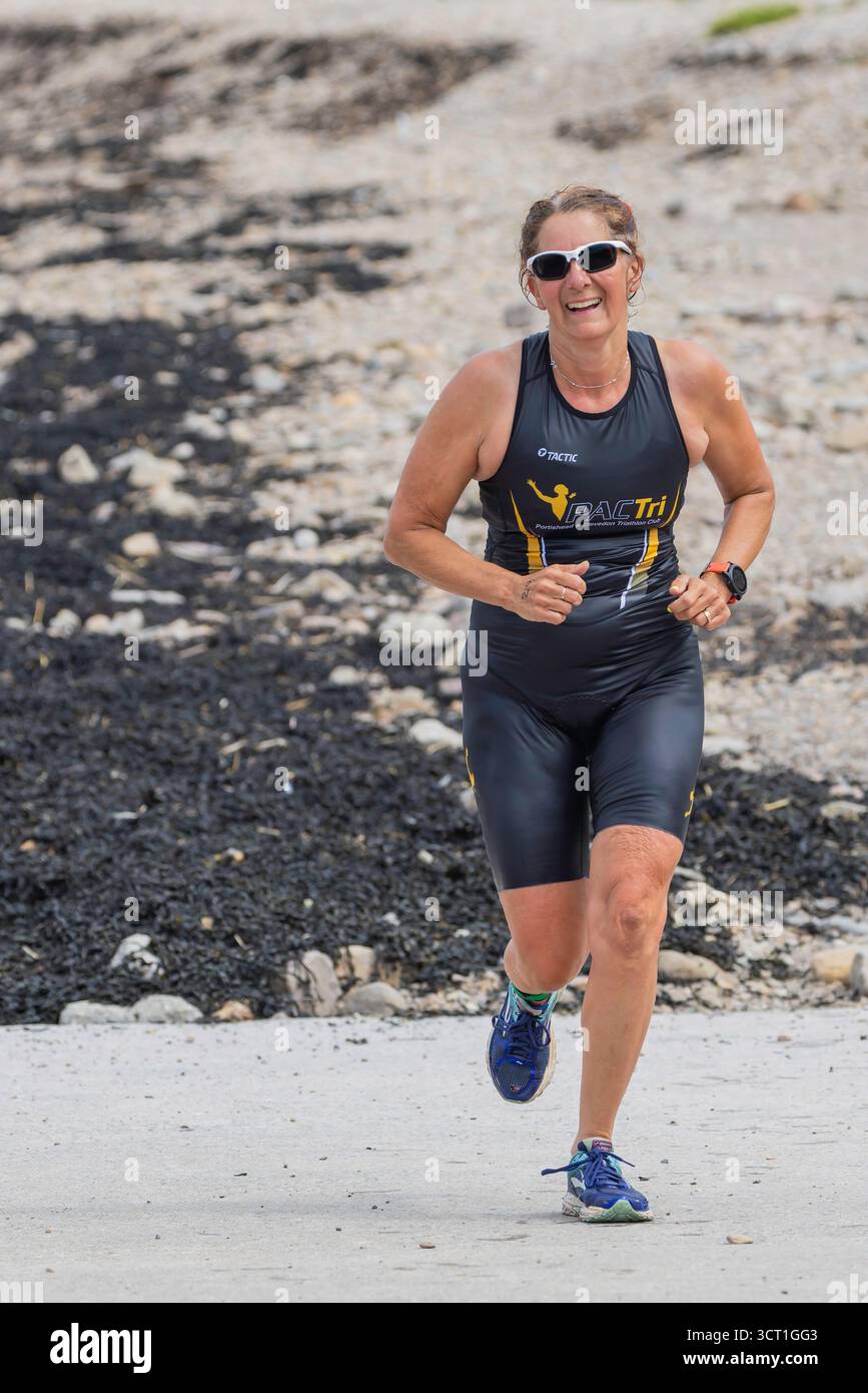 Sie laufen über den unebenen Strand in Little Harp Bay Stockfoto