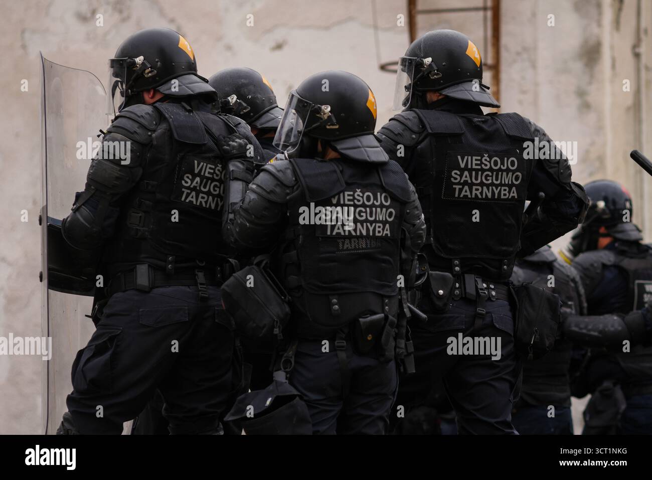 Ochiuri, Rumänien - 25. September 2025: Litauische Aufstandspolizisten (Viesojo saugumo tarnyba) während einer Übung in einer internationalen Sicherheitsübung f Stockfoto