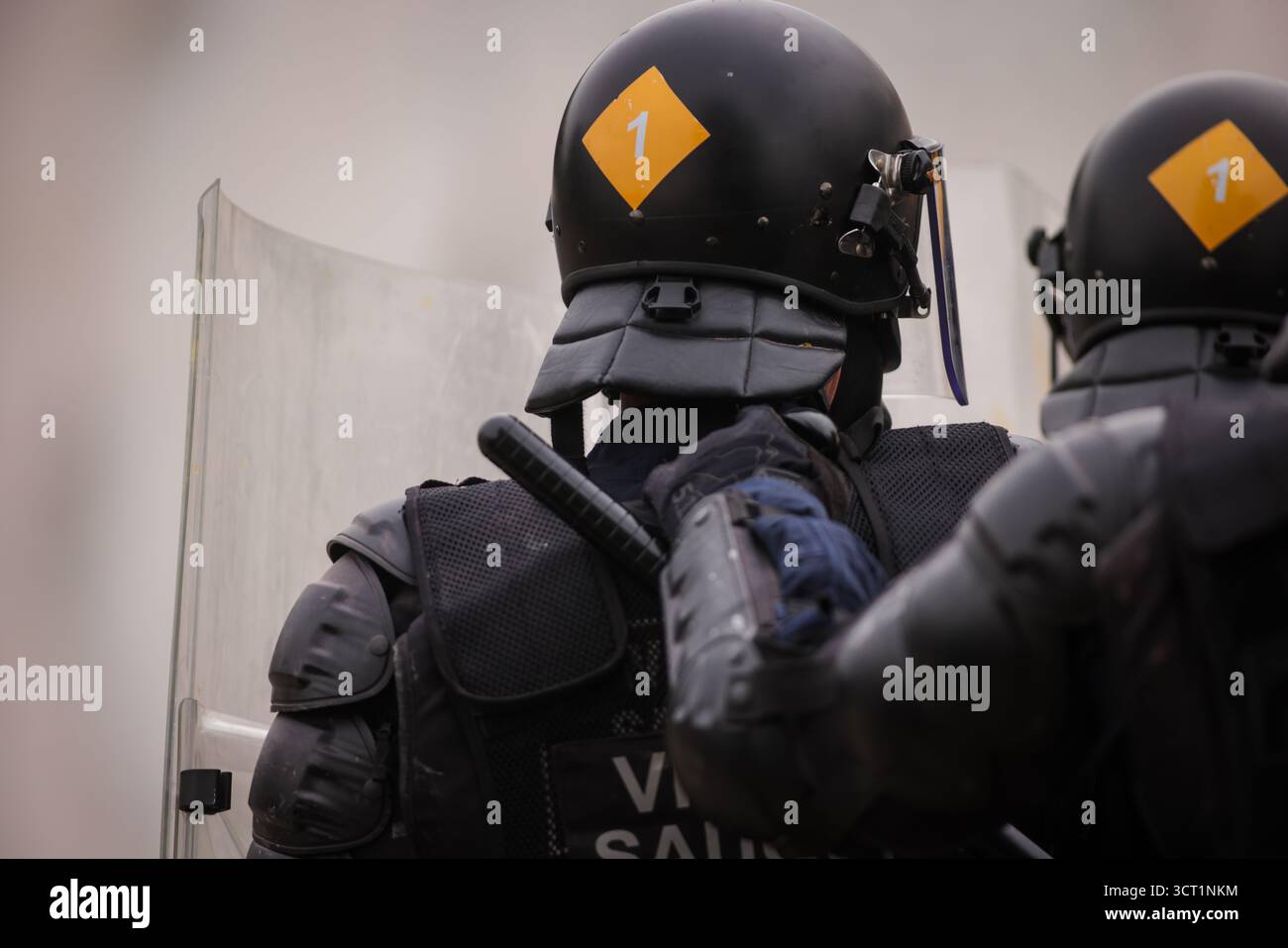 Ochiuri, Rumänien - 25. September 2025: Litauische Aufstandspolizisten (Viesojo saugumo tarnyba) während einer Übung in einer internationalen Sicherheitsübung f Stockfoto