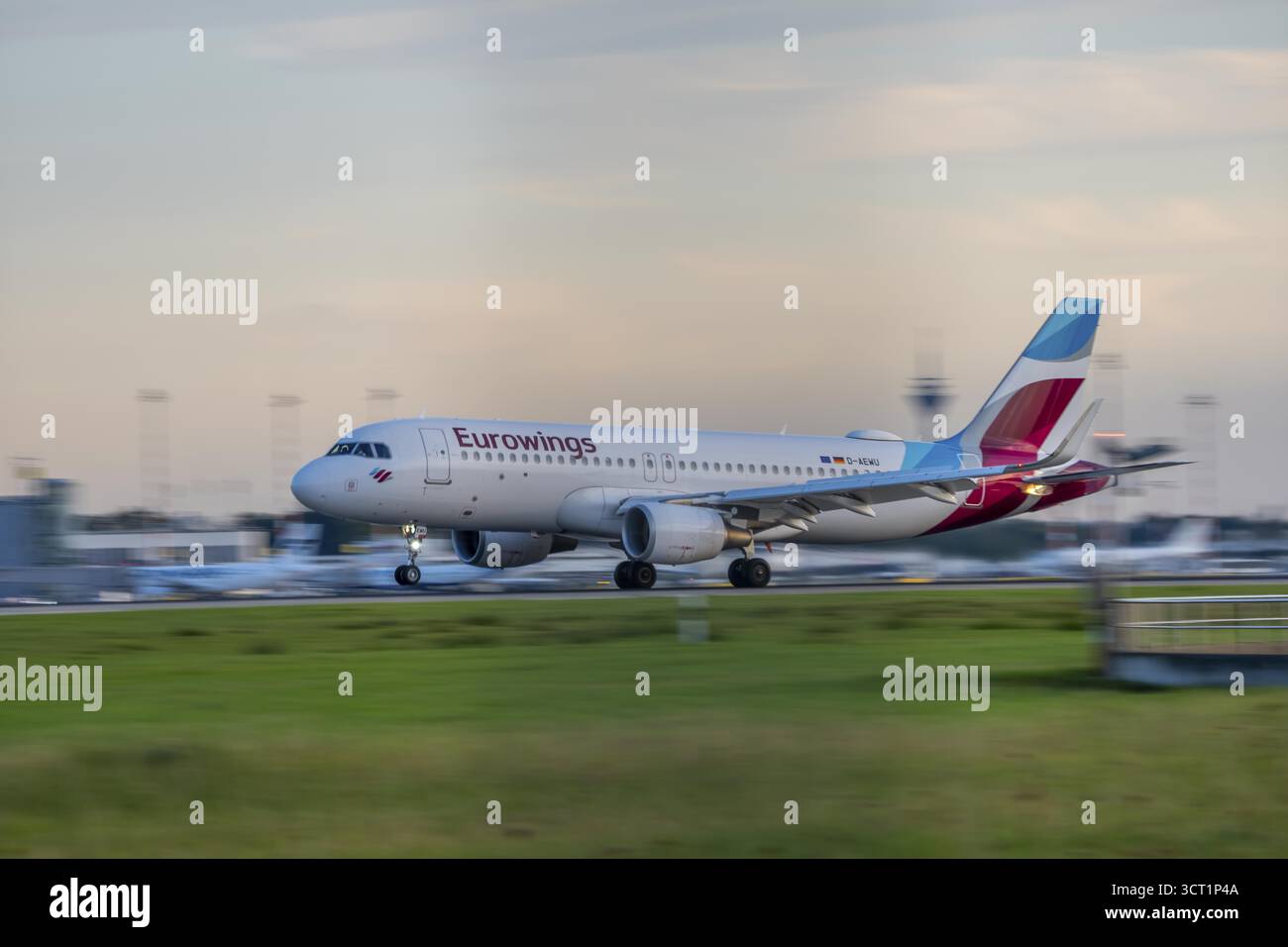 Eurowings Airbus landet am Flughafen Düsseldorf, Nordrhein-Westfalen Stockfoto